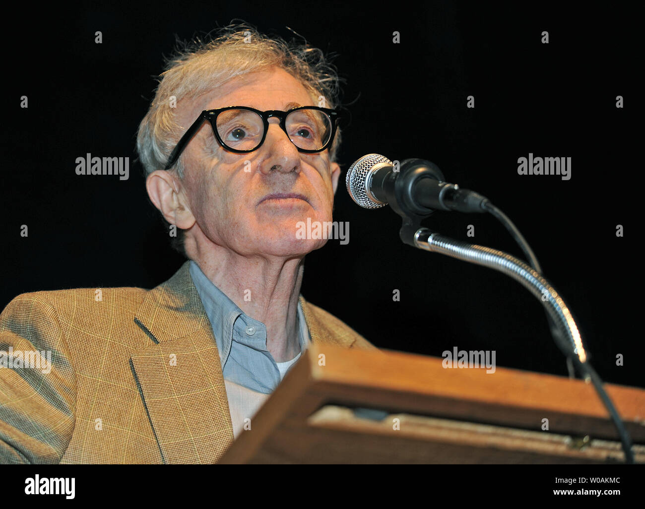 Regisseur Woody Allen stellt seine Darsteller auf der Bühne vor dem Toronto International Film Festival Screening von" werden Sie einen großen dunklen Fremden' an der Elgin Theatre in Toronto, Kanada, am 12. September 2010 Treffen. UPI/Christine Kauen Stockfoto