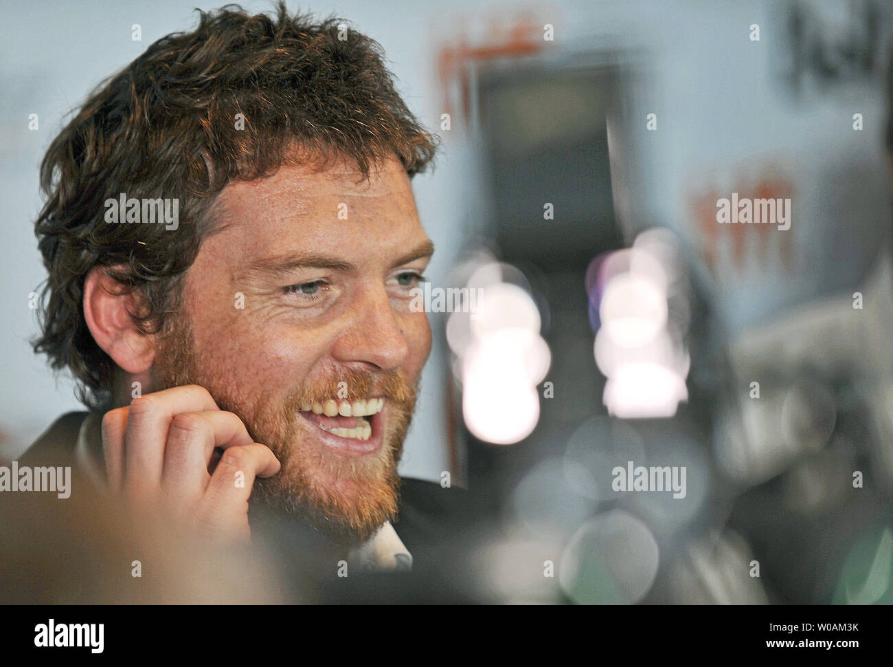 Schauspieler Sam Worthington ist von TV-Licht umgeben, wie er zu den Reportern auf dem roten Teppich bei der Weltpremiere von 'Letzte Nacht' an Roy Thomson Hall auf dem Schließen Nacht des Toronto International Film Festival in Toronto, Kanada, am 18. September 2010 spricht. UPI/Christine Kauen Stockfoto Schauspieler Sam Worthington ist von TV-Licht umgeben, wie er zu den Reportern auf dem roten Teppich bei der Weltpremiere von 'Letzte Nacht' an Roy Thomson Hall auf dem Schließen Nacht des Toronto International Film Festival in Toronto, Kanada, am 18. September 2010 spricht. UPI/Christine Kauen Stockfoto