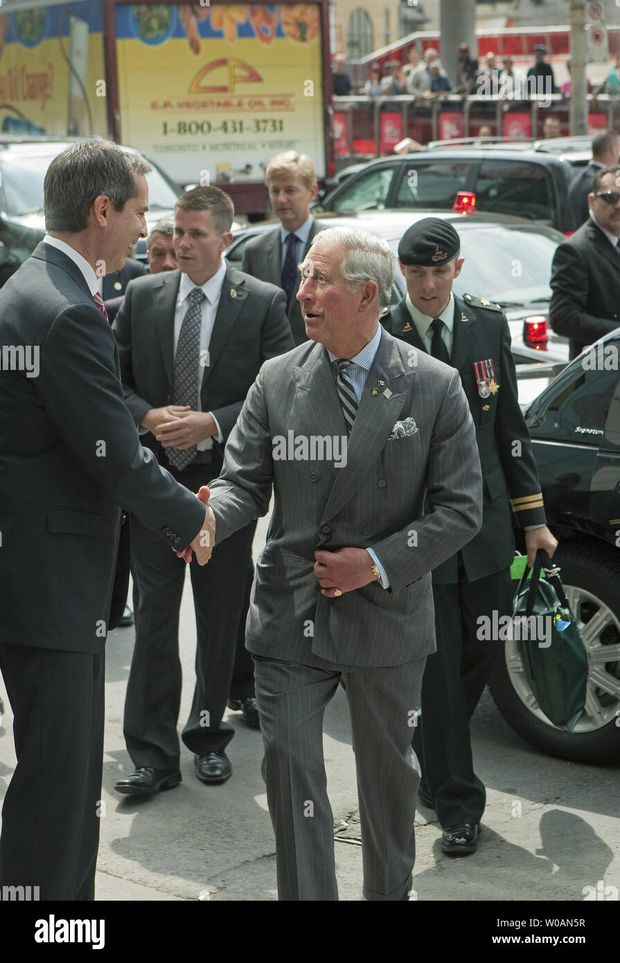 Prinz Charles wird von Ontario Premier Dalton McGuinty begrüßt, als er auf die Digitalen Medien Zone an der Ryerson University in Toronto, Ontario am 22. Mai 2012 während der zweiten Etappe der Royal Tour 2012 kommt nach Kanada Teil des Queen Elizabeth Diamond Jubiläum feiern. UPI Foto/Heinz Ruckemann Stockfoto