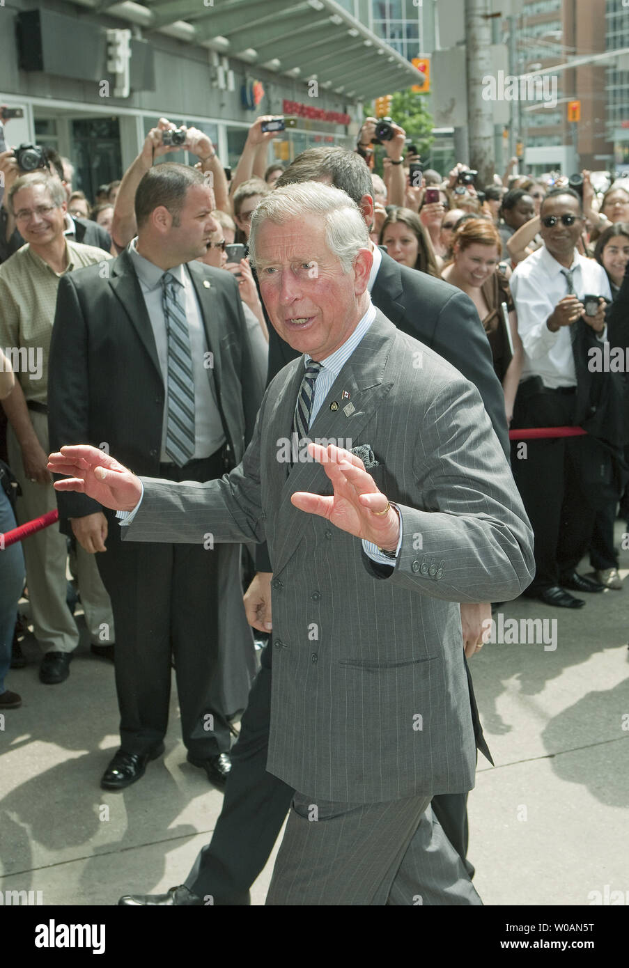 Prinz Charles kommt an der Digital Media Zone an der Ryerson University in Toronto, Ontario am 22. Mai 2012 während der zweiten Etappe der Royal Tour 2012 nach Kanada Teil des Queen Elizabeth Diamond Jubiläum feiern. UPI Foto/Heinz Ruckemann Stockfoto