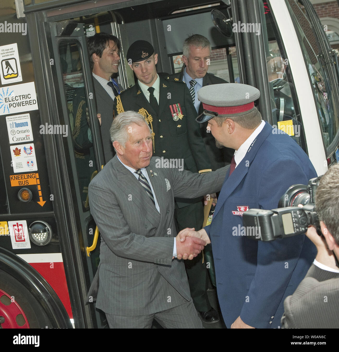 Prinz Charles dank seinem Fahrer wie er kommt durch einen elektrisch betriebenen öffentlichen Verkehrsmitteln Bus an die Yonge Street Mission für die Fürsten Nächstenliebe Kanada in Toronto, Ontario am 22. Mai 2012 während der zweiten Etappe der Royal Tour 2012 nach Kanada Teil des Queen Elizabeth Diamond Jubiläum feiern. UPI Foto/Heinz Ruckemann Stockfoto