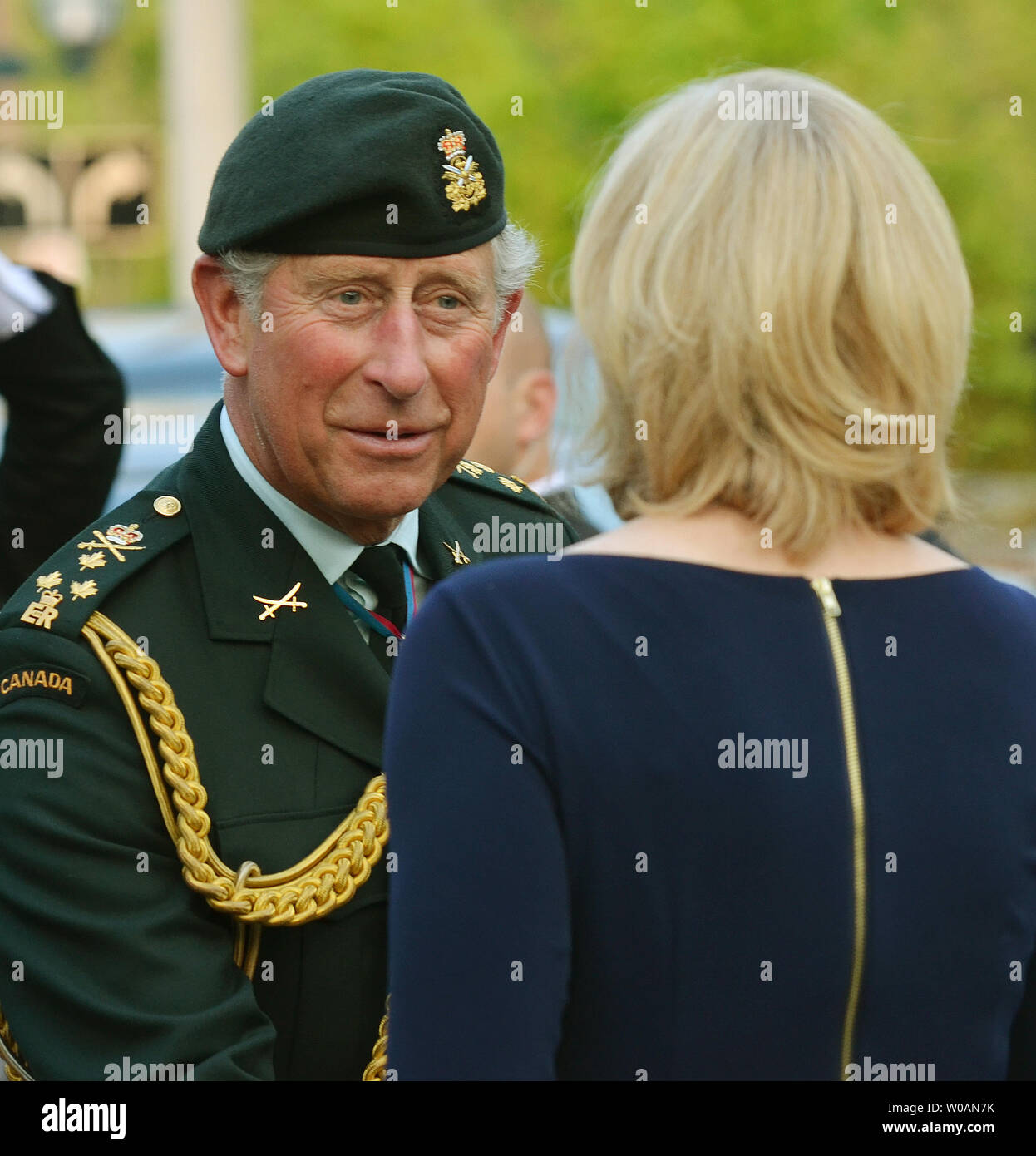 Prinz Charles nimmt Abschied von Frau Laureen Harper, der kanadische Premierminister Stephen Harper, nach der Teilnahme an einer militärischen Muster am Fort York Zeughaus in Toronto, Kanada, am 22. Mai 2012. Der Prinz und seine Frau Camilla, Herzogin von Cornwall, sind auf eine 4-Tages Tour von Kanada als Teil des Queen Elizabeth Diamond Jubiläum feiern. UPI/Christine Kauen Stockfoto