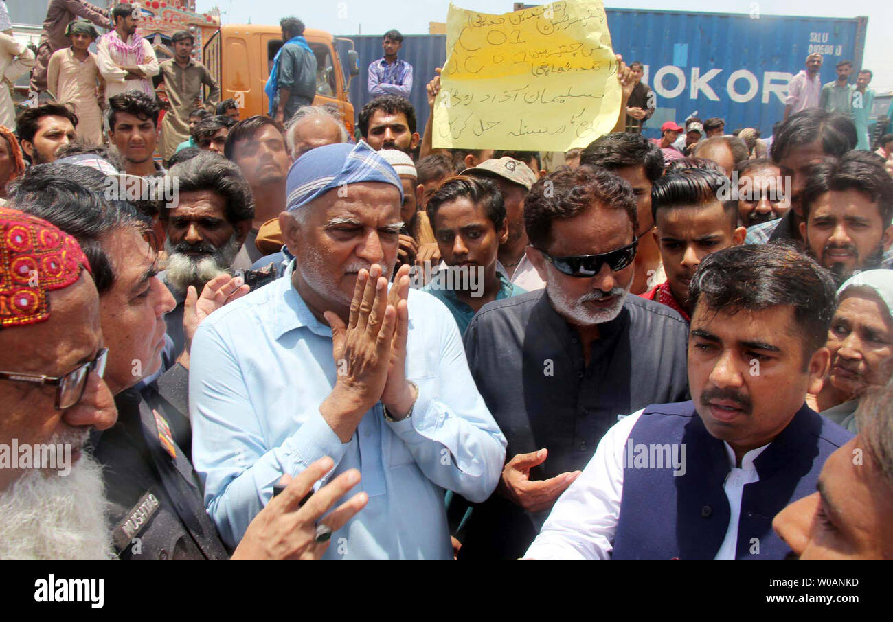 Bewohner von Lyari sind Block Straße, wie sie halten Protest Demonstration gegen Mangel an Trinkwasser in ihrer Gegend, Maripur Straße in Karachi am Mittwoch, 26. Juni 2019. Stockfoto