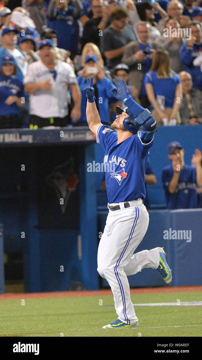 Toronto Blue Jays Josh Donaldson feiert solo Home Run gegen die Kansas City Royals im dritten Inning in der alcs Spiel 3 in der Rogers Centre in Toronto, Kanada, am 19. Oktober 2015. Foto von Kevin Dietsch/UPI Stockfoto