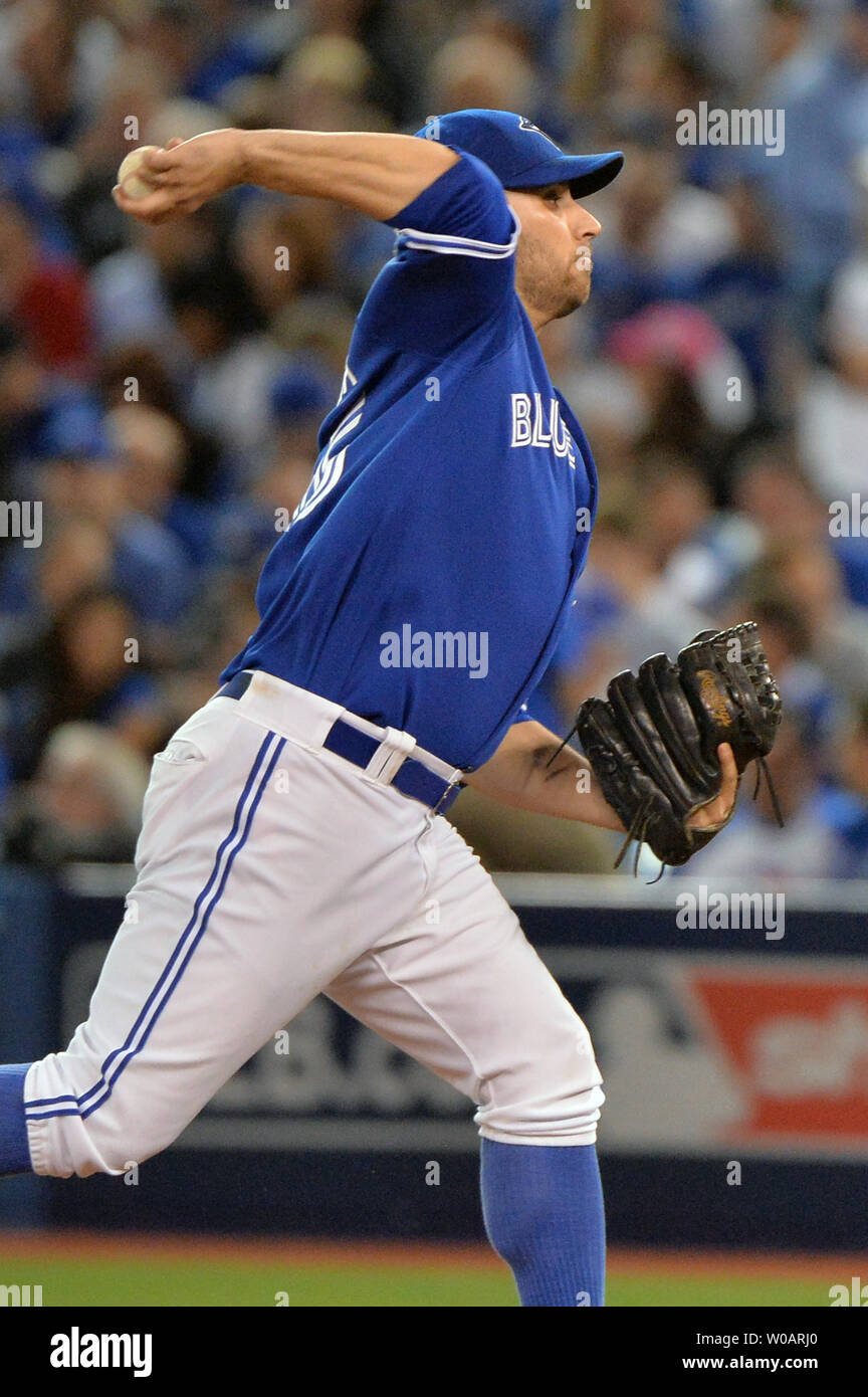 Toronto Blue Jays Krug Marco Estrada wirft im fünften Inning gegen die Kansas City Royals in der alcs Spiel 5 in der Rogers Centre in Toronto, Kanada, am 21. Oktober 2015. Kansas City hält eine Reihe 3-1 Leitung über Toronto. Foto von Kevin Dietsch/UPI Stockfoto