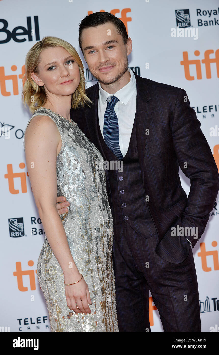 Valorie Curry L Und Sam Underwood Ankommen Bei Der Weltpremiere Von American Pastoral An Der Prinzessin Von Wales Theater Wahrend Der Toronto International Film Festival In Toronto Kanada Am 9 September 16