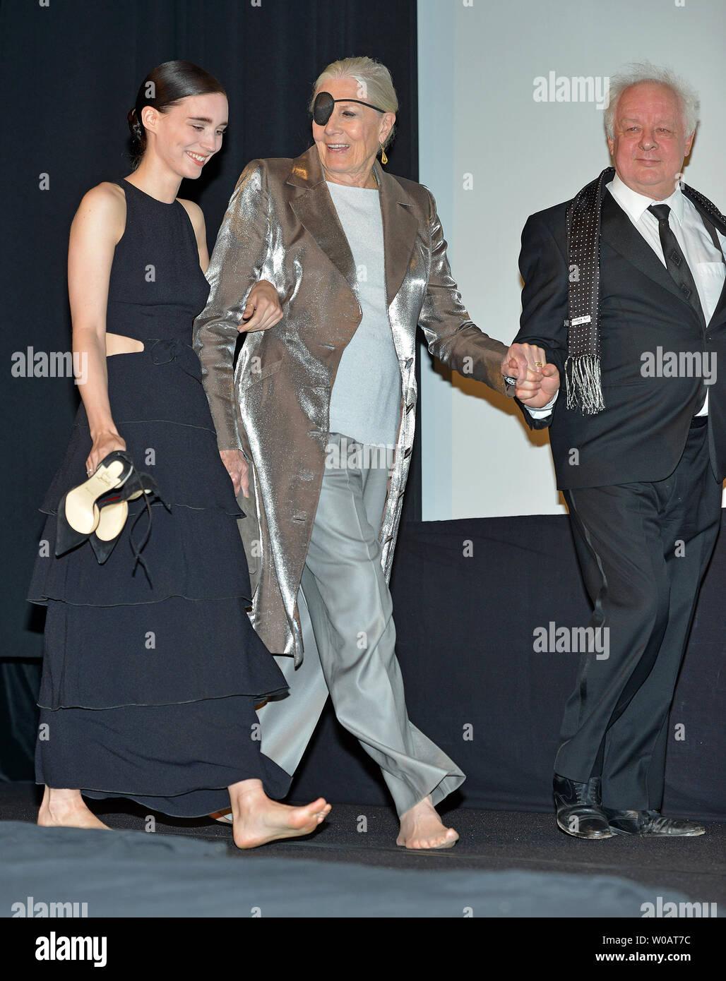 Rooney Mara (L) und Vanessa Redgrave gehen Sie barfuß auf die Bühne mit einer Vorlage von Regisseur Jim Sheridan (R) für die Cast Einführungen auf dem Toronto International Film Festival Premiere von "Die geheime Schrift' bei Roy Thomson Hall in Toronto, Kanada, am 15. September 2016. Foto von Christine Kauen/UPI Stockfoto