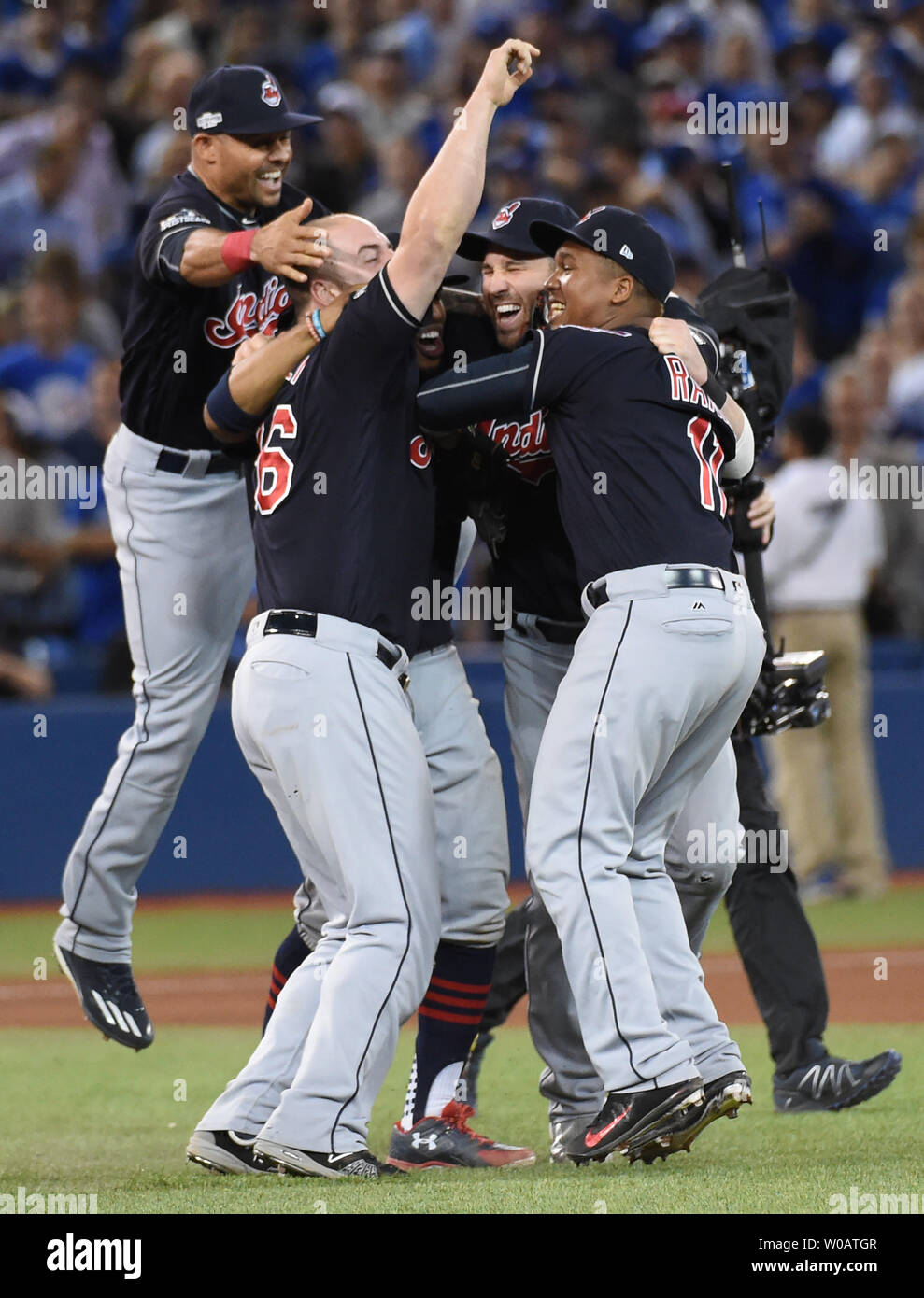 Die Cleveland Indians feiern Gewinnen der American League Championship Series gegen die Toronto Blue Jays in der Rogers Mitte am 19. Oktober 2016. Cleveland besiegt Toronto 3-0 der American League Meisterschaft in fünf Spielen zu erfassen. Die Indianer auf den Gewinner der Chicago Cubs-Los Angeles Dodgers National League Championship Gesicht. Foto von Darren Calabrese/UPI Stockfoto