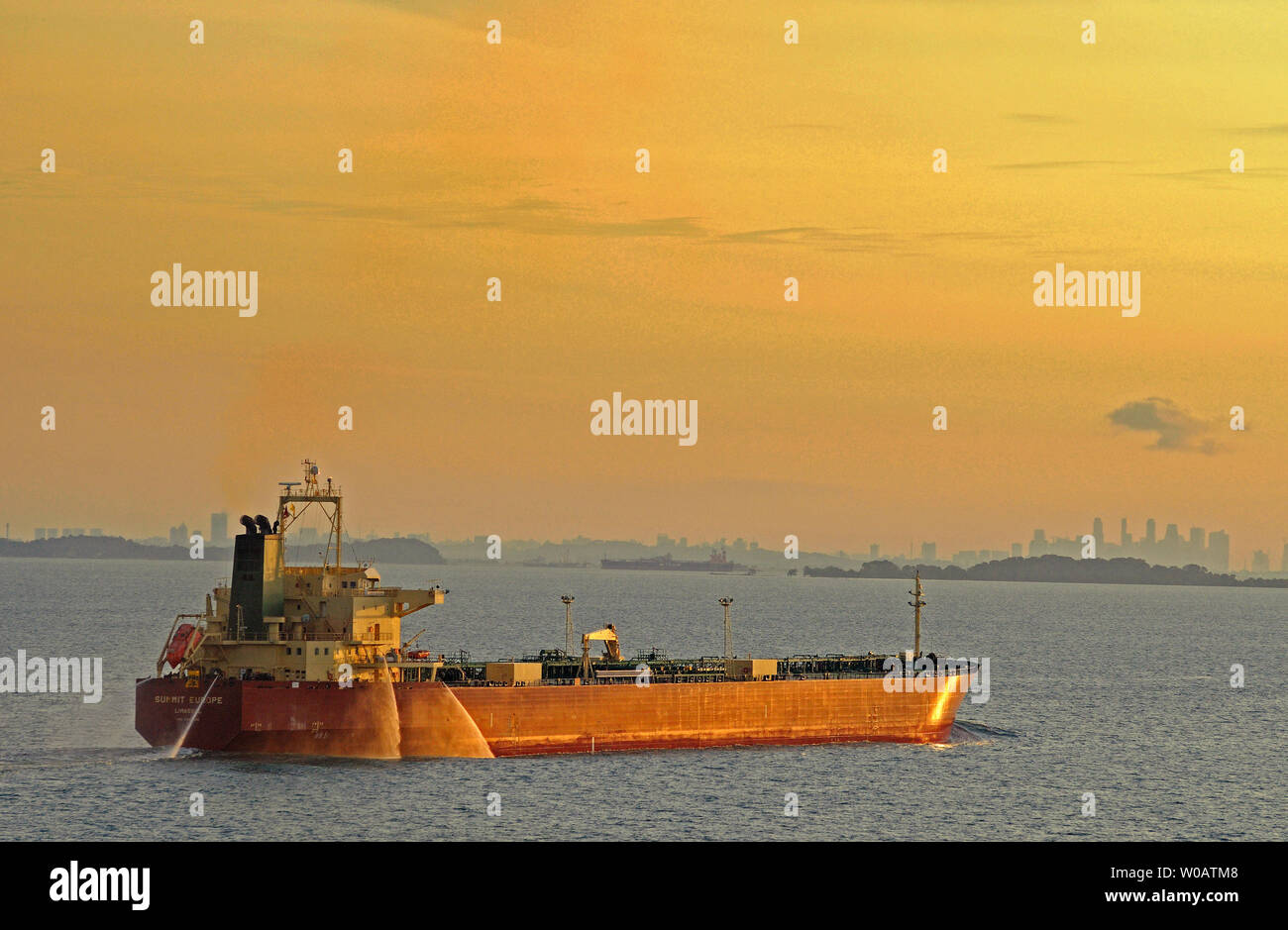 Singapur Strait - 2009-05-07: Zypern markiert Tankschiffe/Chemikalientanker Gipfel Europa (imo Nr. 9336490) vor Anker in den frühen Morgenstunden, sin Stockfoto