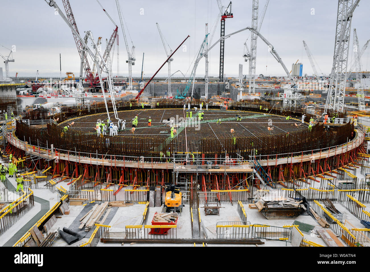 Die Basis für den ersten Reaktor in Hinkley Point C Power Station in der Nähe von Bridgwater, Somerset, einem riesigen kreisförmigen Masse von verstärktem Stahl ist mit Großbritannien, das die größten jemals gießen Beton, rund 9'000 m3), da der Bau schreitet gefüllt. Stockfoto