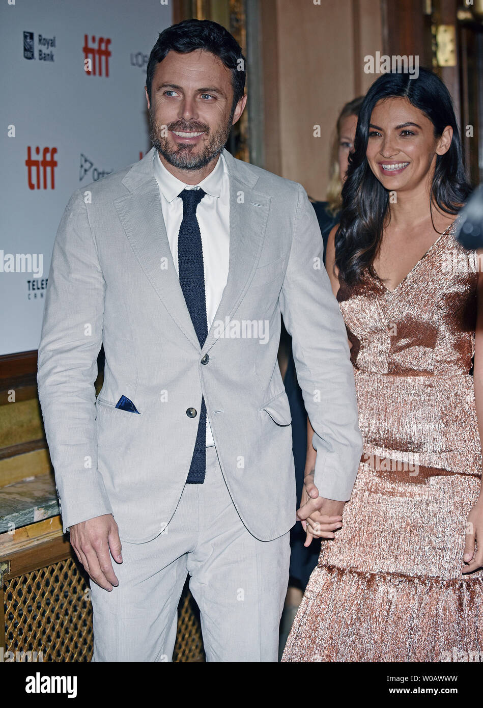 Casey Affleck (L) und seine Freundin Floriana Lima kommen für die Premiere von "Der alte Mann und das Gewehr" an der Elgin Theater während der Toronto International Film Festival in Toronto, Kanada, am 10. September 2018. Foto von Christine Kauen/UPI Stockfoto