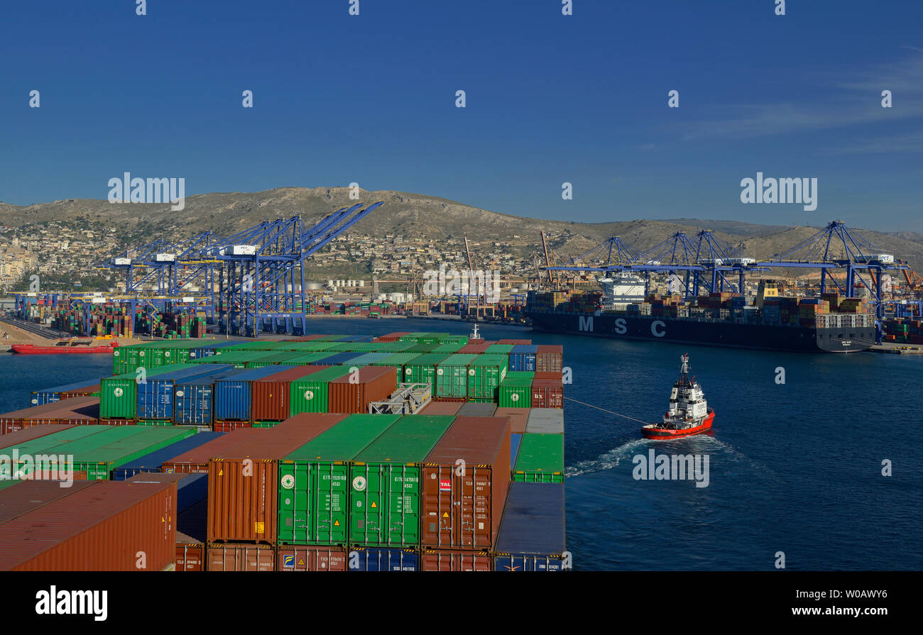 Piräus, Griechenland - 08 Dezember, 2015: Das containerschiff überhaupt Meister (IMO 9293765) Inbound für PCT-piräus Container Terminal (cosco/China Ocean sh Stockfoto