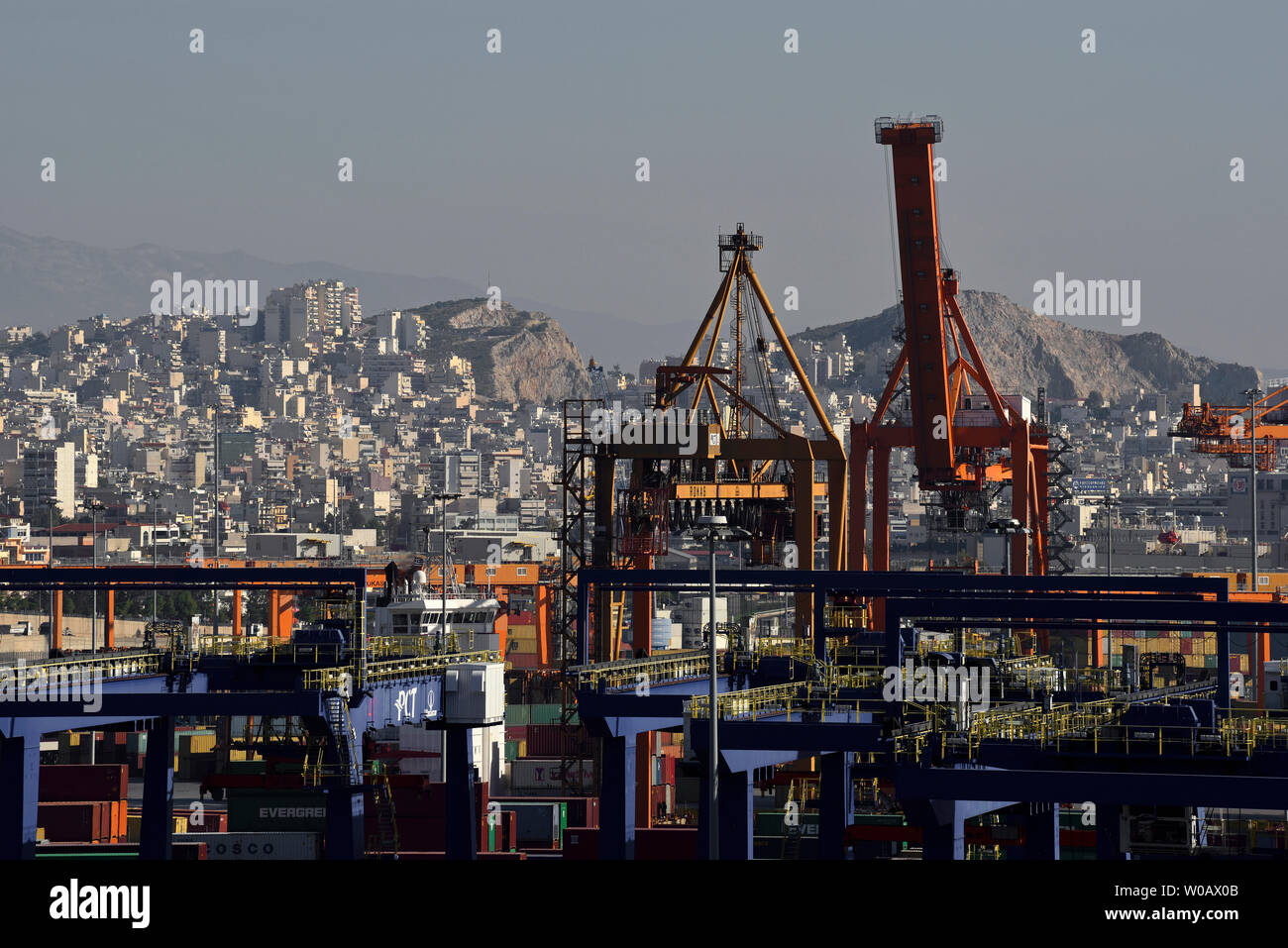 Piräus, Griechenland - 08 Dezember, 2015: Blick auf die PCT-piräus Container Terminal (cosco/China Ocean Shipping Company) und die Stadt im Hintergrund Stockfoto
