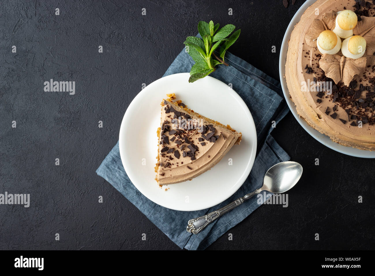 Lecker Kuchen mit Sahne und dunkler Schokolade auf schwarzem Hintergrund eingerichtet. Ansicht von oben mit der Kopie. Stockfoto