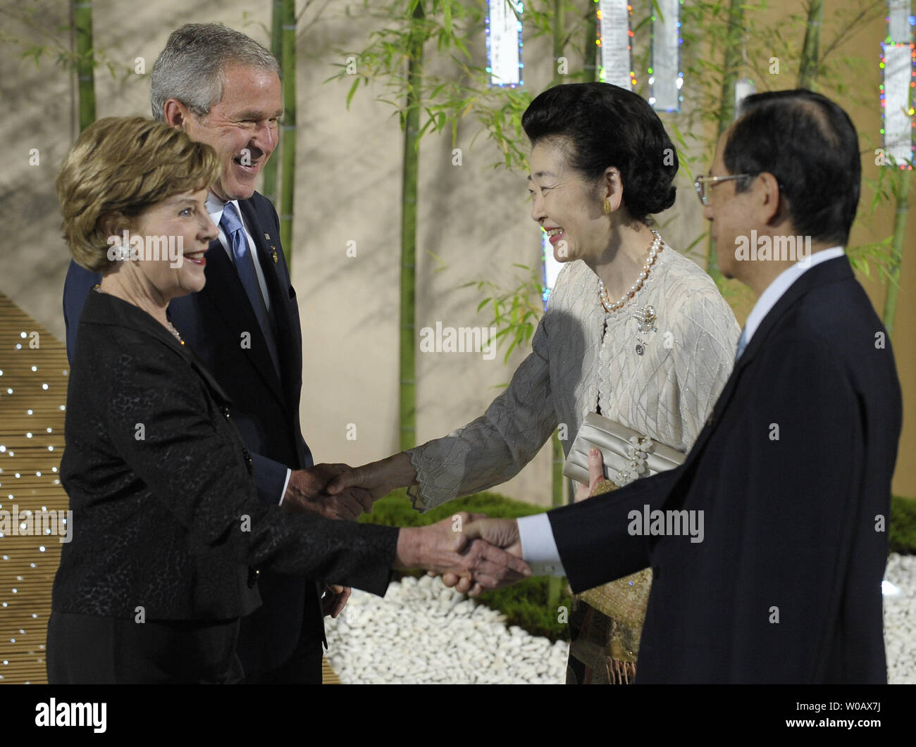 Der japanische Premierminister Yasuo Fukuda (R) und seine Frau Kiyoko Fukuda grüße US-Präsident George W. Bush und First Lady Laura Bush zu einem tanabata Zeremonie auf dem G8-Gipfel in Toyako auf Hokkaido Toyako, Japan am 7. Juli 2008. (UPI Foto/Alex Volgin). Stockfoto