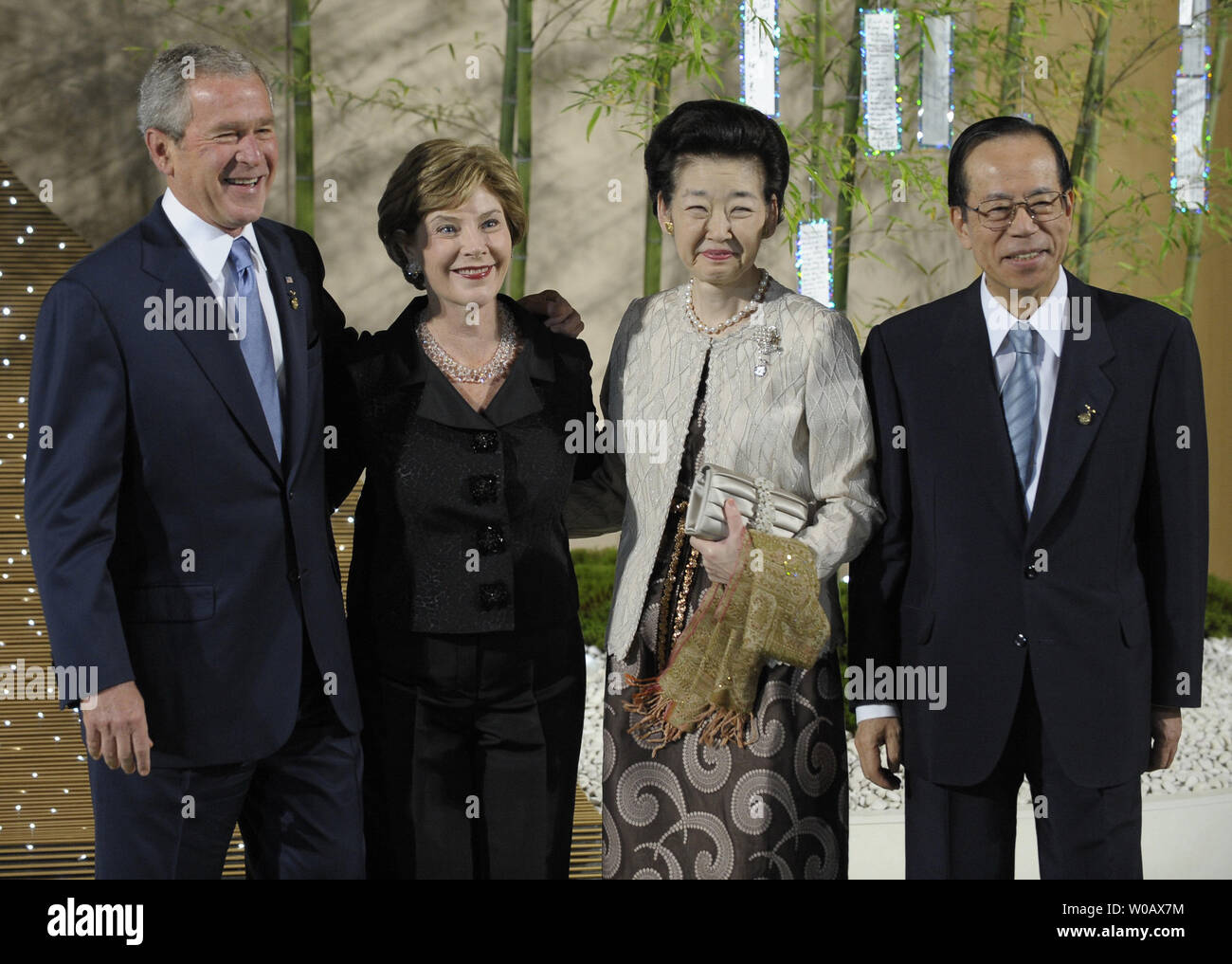 Us-Präsident George W. Bush (L), First Lady Laura Bush, der japanische Premierminister Yasuo Fukuda und seine Frau Kiyoko Fukuda posieren für ein Gruppenfoto zu einem tanabata Zeremonie auf dem G8-Gipfel in Toyako auf Hokkaido Toyako, Japan am 7. Juli 2008. (UPI Foto/Alex Volgin). Stockfoto