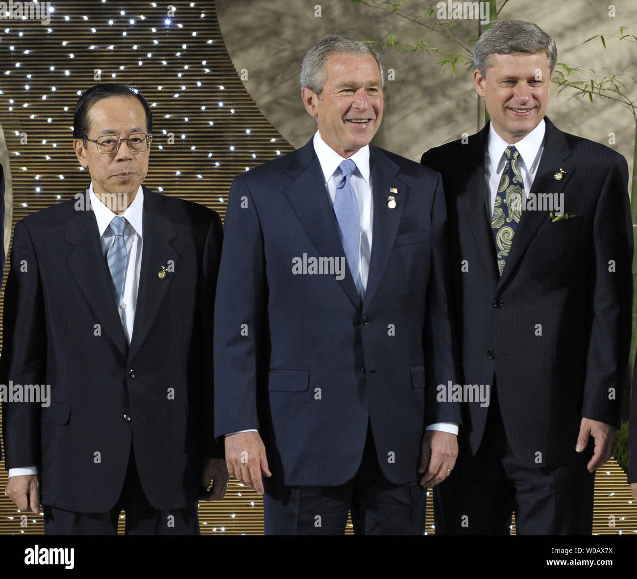 Us-Präsident George W. Bush (C), der japanische Premierminister Yasuo Fukuda und der kanadische Premierminister Stephen Harper (R) posieren für ein Gruppenfoto zu einem tanabata Zeremonie auf dem G8-Gipfel in Toyako auf Hokkaido Toyako, Japan am 7. Juli 2008. (UPI Foto/Alex Volgin). Stockfoto