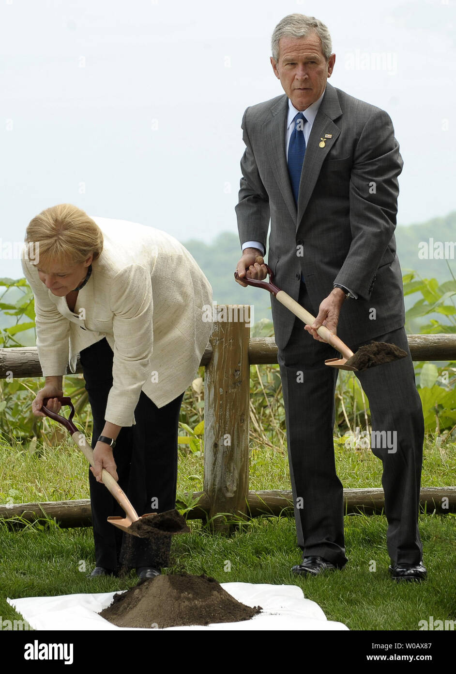 Us-Präsident George W. Bush (R) und die deutsche Bundeskanzlerin Angela Merkel (C) beteiligen sie sich an einem Baum einpflanzen Zeremonie im Windsor Hotel Toya Resort und Spa beim G8-Gipfel in Toyako, Japan am 8. Juli 2008. (UPI Foto/Alex Volgin) Stockfoto