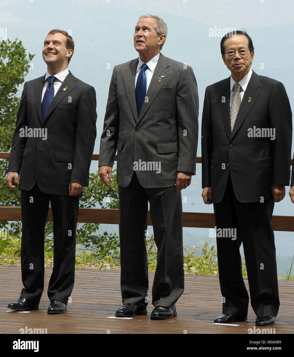 Us-Präsident George W. Bush (C), der russische Präsident Dmitri Medwedew und Premierminister von Japan Yasuo Fukuda (R) stehen zusammen während der offiziellen G8-Gipfel Foto im Windsor Hotel Toya Resort und Spa in Toyako, Japan am 8. Juli 2008. (UPI Foto/Alex Volgin) Stockfoto