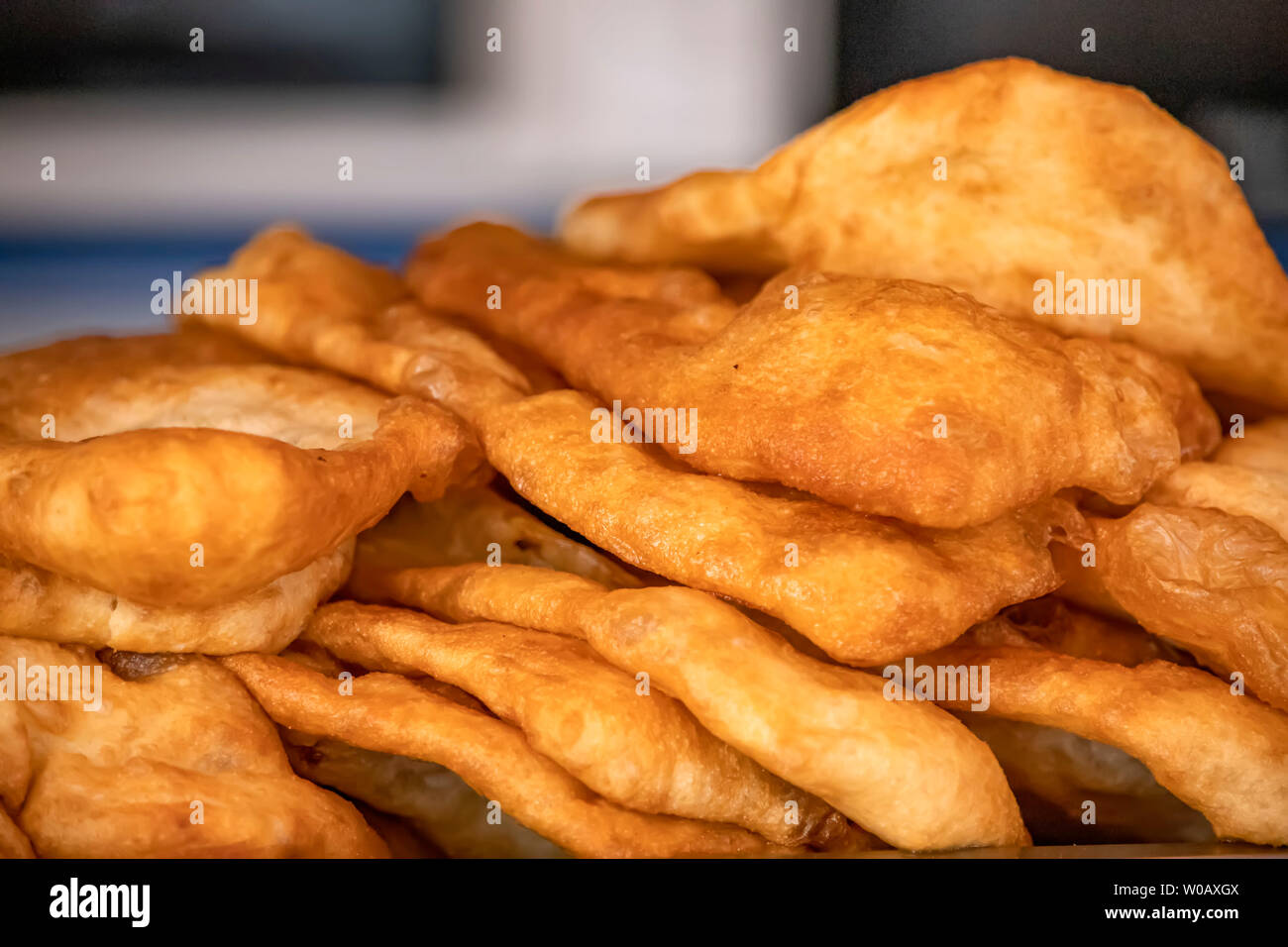 Gebratene Frikadellen mit Kartoffeln in Öl. Stockfoto