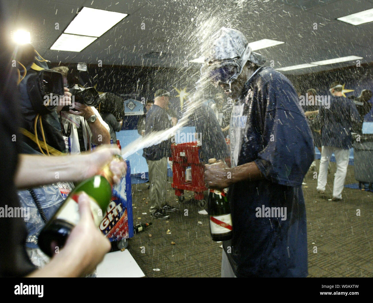 Tampa Bay Rays outfielder B.J. Upton ist in Champagner übergossen, als er mit seinem Team in der Umkleide nach dem Sieg über die Boston Red Sox 3-1 die Meisterschaft an der Tropicana Field in St. Petersburg, Florida am 19. Oktober 2008 zu gewinnen feiern. Die Strahlen werden die Philadelphia Phillies in Ihren ersten World Series aussehen. (UPI Foto/David Mills) Stockfoto