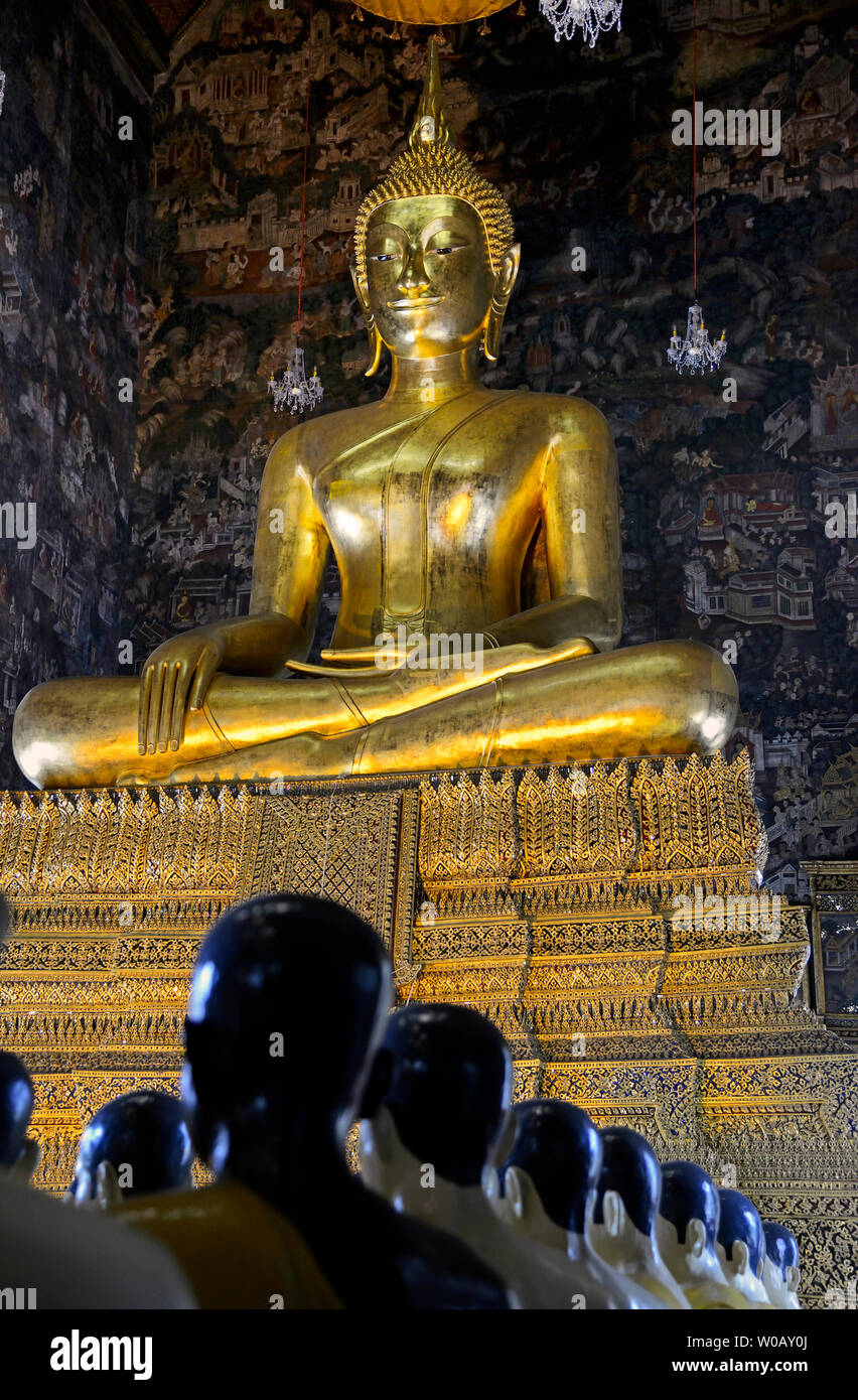 Bangkok, Thailand - 2018.03.06: Buddha Statue an der Weihemesse Hall des Wat suthat thepwararam - Stockfoto