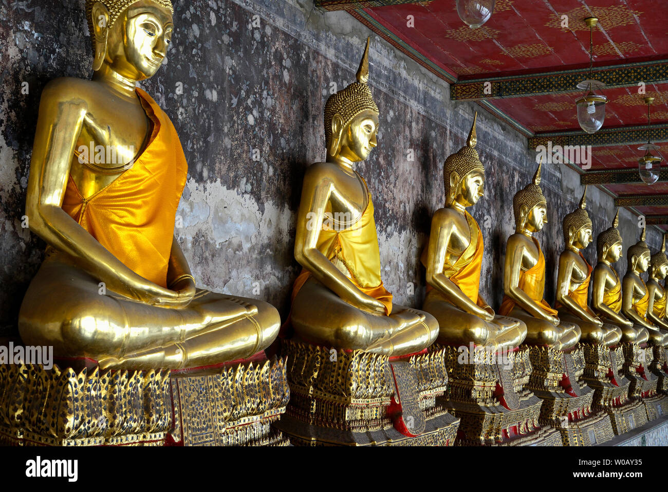 Bangkok, Thailand - 2018.03.06: Buddha Statuen im Wat suthat thepwararam buddhistischen Tempel - Stockfoto