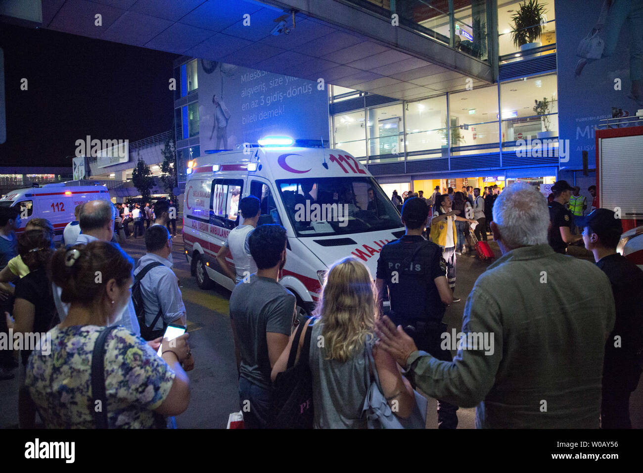 Türken sammelt während der forensischen Arbeit der Polizei die Explosion am Flughafen Atatürk nach zwei Explosionen durch Maschinengewehr Hit der Türkei größte Flughafen gefolgt, töten Dutzende und viele Verletzte am 28. Juni 2016 in Istanbul. Alle Flüge von Istanbul Atatürk International Airport ausgesetzt wurden, Türkische Fernsehsender berichtet. Foto von Laurance Cameron/UPI Stockfoto