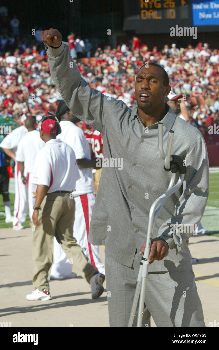 San Francisco 49ers Julian Peterson an den Rand zurück auf Krücken für die zweite Hälfte nach einer Saison beenden gerissenen Achillessehne in der ersten Hälfte gegen die Phoenix Kardinäle bei Monster Park in San Francisco am 10. Oktober 2004. (UPI Foto/Bruce Gordon) Stockfoto