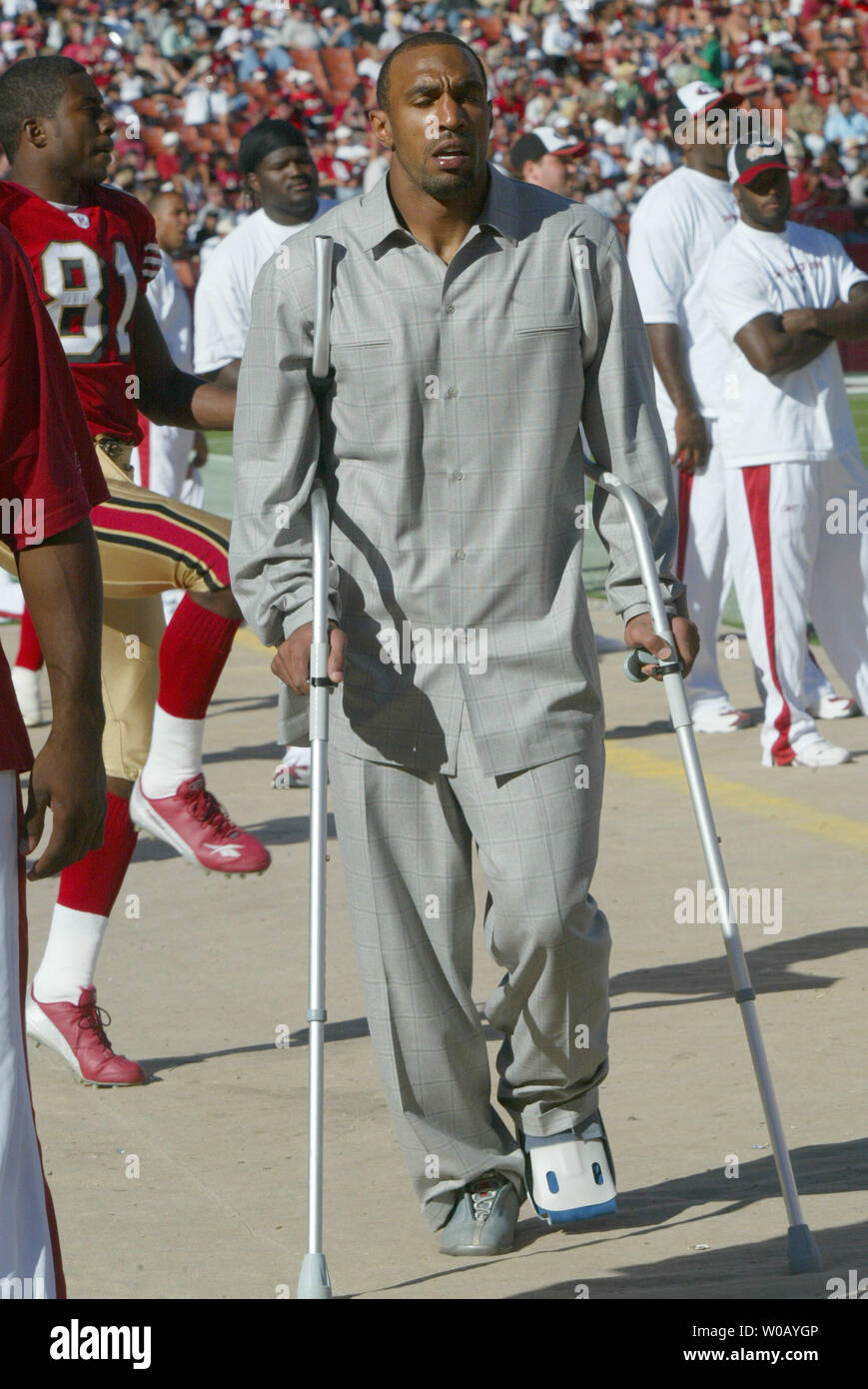 San Francisco 49ers Julian Peterson an den Rand zurück auf Krücken für die zweite Hälfte nach einer Saison beenden gerissenen Achillessehne in der ersten Hälfte gegen die Phoenix Kardinäle bei Monster Park in San Francisco am 10. Oktober 2004. (UPI Foto/Bruce Gordon) Stockfoto