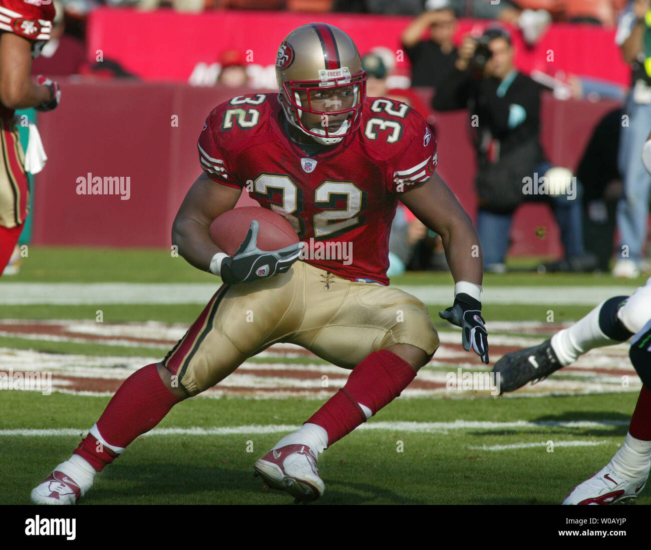 San Francisco 49ers RB Kevan Barlow macht einen Schnitt gegen die Seattle Seahawks in San Francisco am 7. November 2004. Die Seahawks besiegten die 49ers 42-27. (UPI Foto/Terry Schmitt) Stockfoto