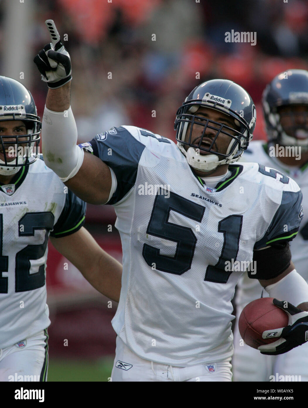 Seattle Seahawks Anthony Simmons (51) feiert nach einem Weg zurück laufen Tim Rattay Pass für ein TD in San Francisco am 7. November 2004. Die Seahawks besiegten die 49ers 42-27. (UPI Foto/Terry Schmitt) Stockfoto