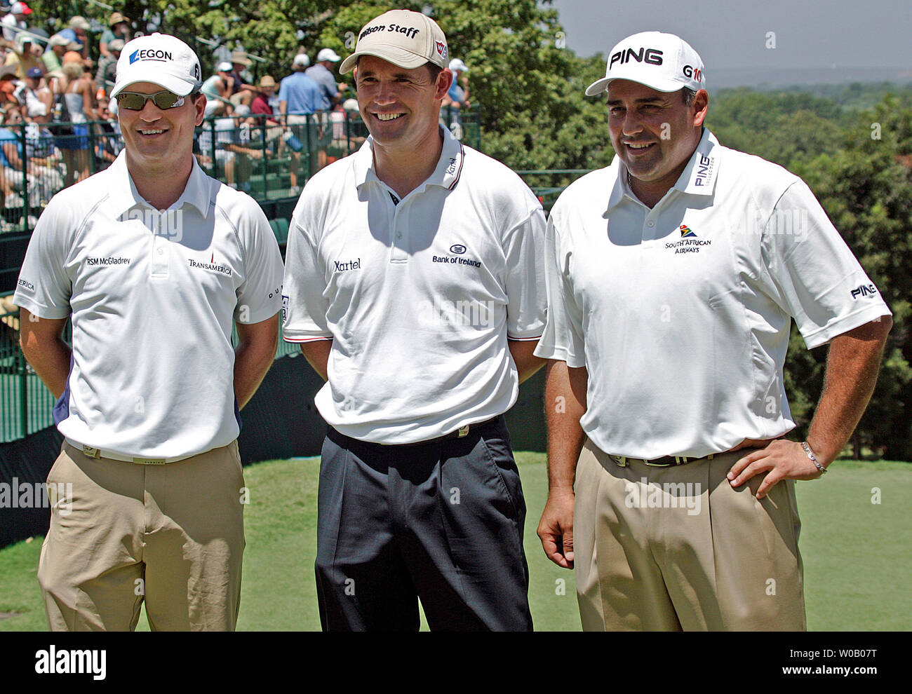 (L - R) Masters Sieger Zach Johnson, British Open Sieger Padraig Harrington und US Open Sieger Engel Cabrera Pose auf der ersten T-Stück Kasten vor Beginn der spielen in der ersten Runde an der 89th PGA Championship in Southern Hills Country Club in Tulsa, Oklahoma am 9. August 2007. (UPI Foto/Gary C. Caskey Stockfoto