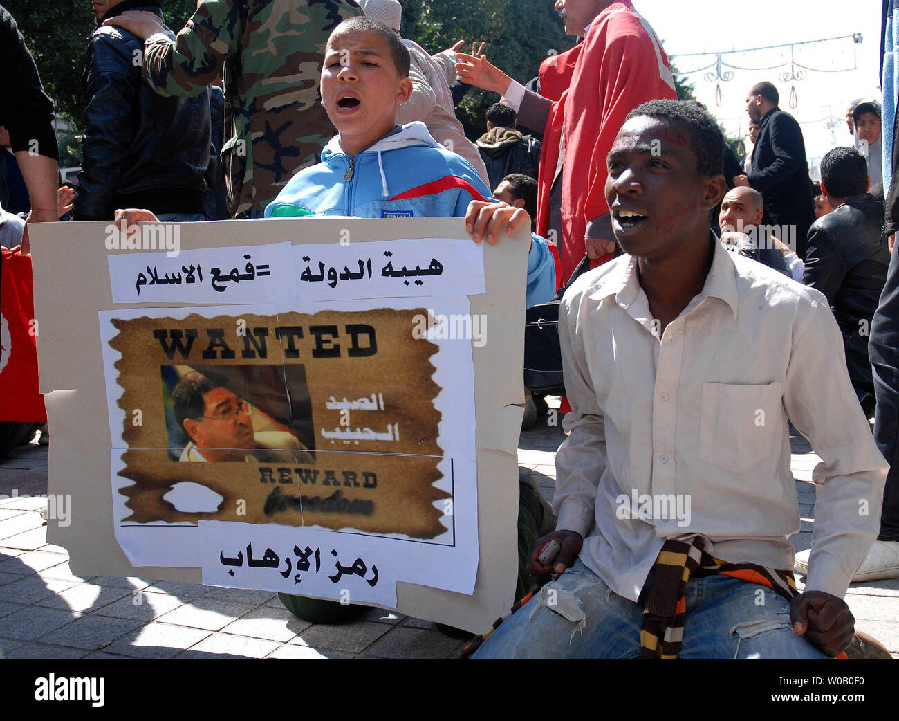 Tunesische Islamisten shout Slogans, wie Sie ein Protest gegen die tunesische Regierung fordert für das Tragen des Schleiers für alle tunesischen Frauen am 2. April 2011 in Tunis teil. Tunesische Frauen werden bald erlaubt sein, das islamische Kopftuch in Fotografien auf ihre Ausweispapiere zu tragen, entsprechend einer Ansage aus dem Innenministerium. UPIHichem Borni Stockfoto