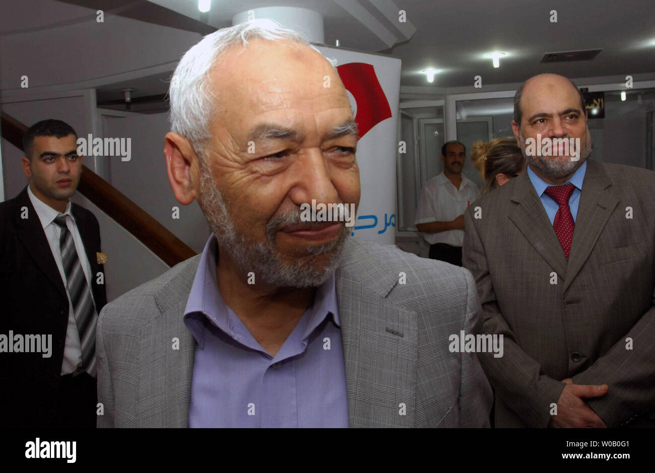 Gründer der tunesischen islamistischen Ennahda Partei Rached Ghannouchi stellt am 27. Oktober 2011 in Tunis an der Bewegung Hauptsitz nach der ersten freien Wahl des Arabischen Frühling. Endgültige Ergebnisse sollte heute Sieg in Tunesien ersten freien Wahlen für die islamistischen Ennahda Partei, Set erschien nach ersten demokratischen Test des Arabischen Frühling zu bestätigen. Ennahda schwor am 26. Oktober eine neue Regierung innerhalb eines Monats zu bilden, wie die vorläufigen Ergebnisse gab es eine dominierende Leitung. UPI/Hichem Borni Stockfoto