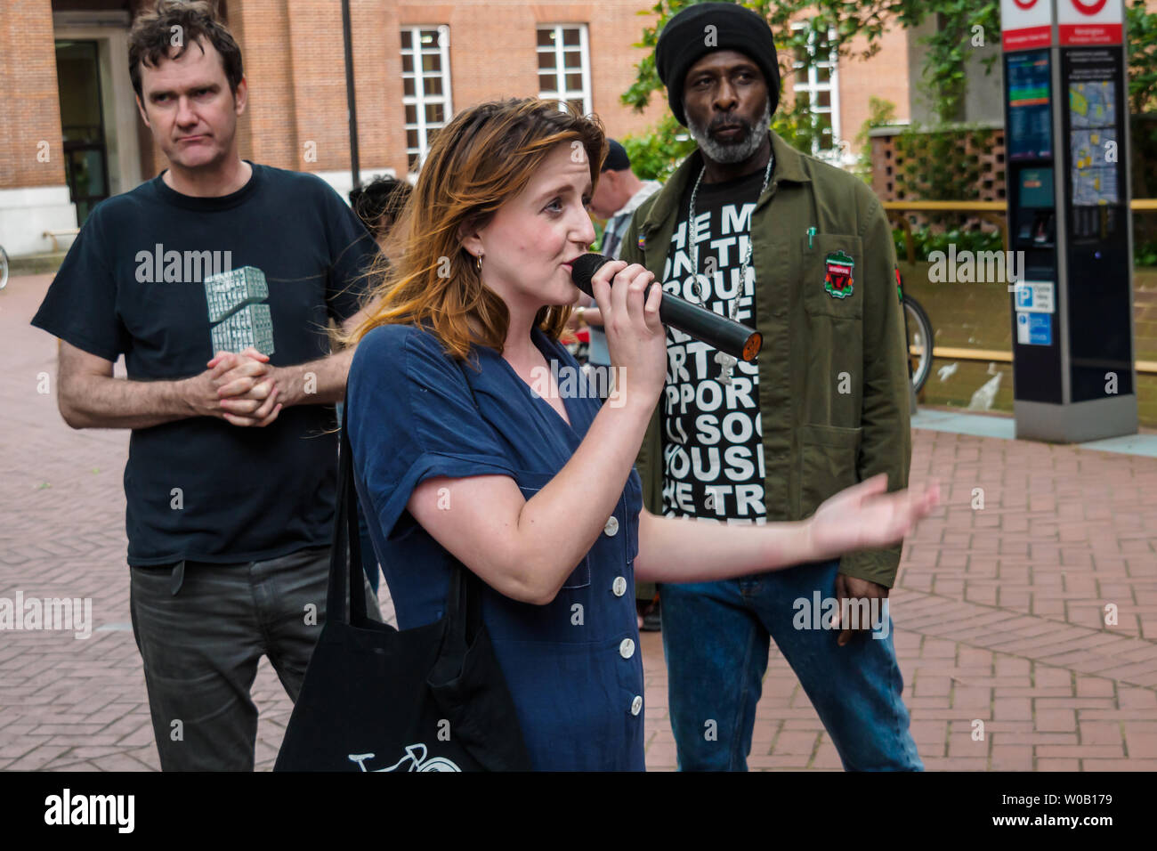 London, Großbritannien. 26. Juni 2019. Ein Sprecher bringt Solidarität aus Focus E 15 Gehäuse Kampagne auf die Revolutionäre Kommunistische Gruppe Protest außerhalb Kensington & Chelsea Rat, weil nach 2 Jahren noch immer keine Gerechtigkeit für die Hinterbliebenen und der lokalen Gemeinschaft in den gefährlich verschmutzten Schatten der Grenfell Turm und gefährlichen Verkleidungen im Einsatz um das Land bleibt. Credit: Peter Marschall/Alamy leben Nachrichten Stockfoto