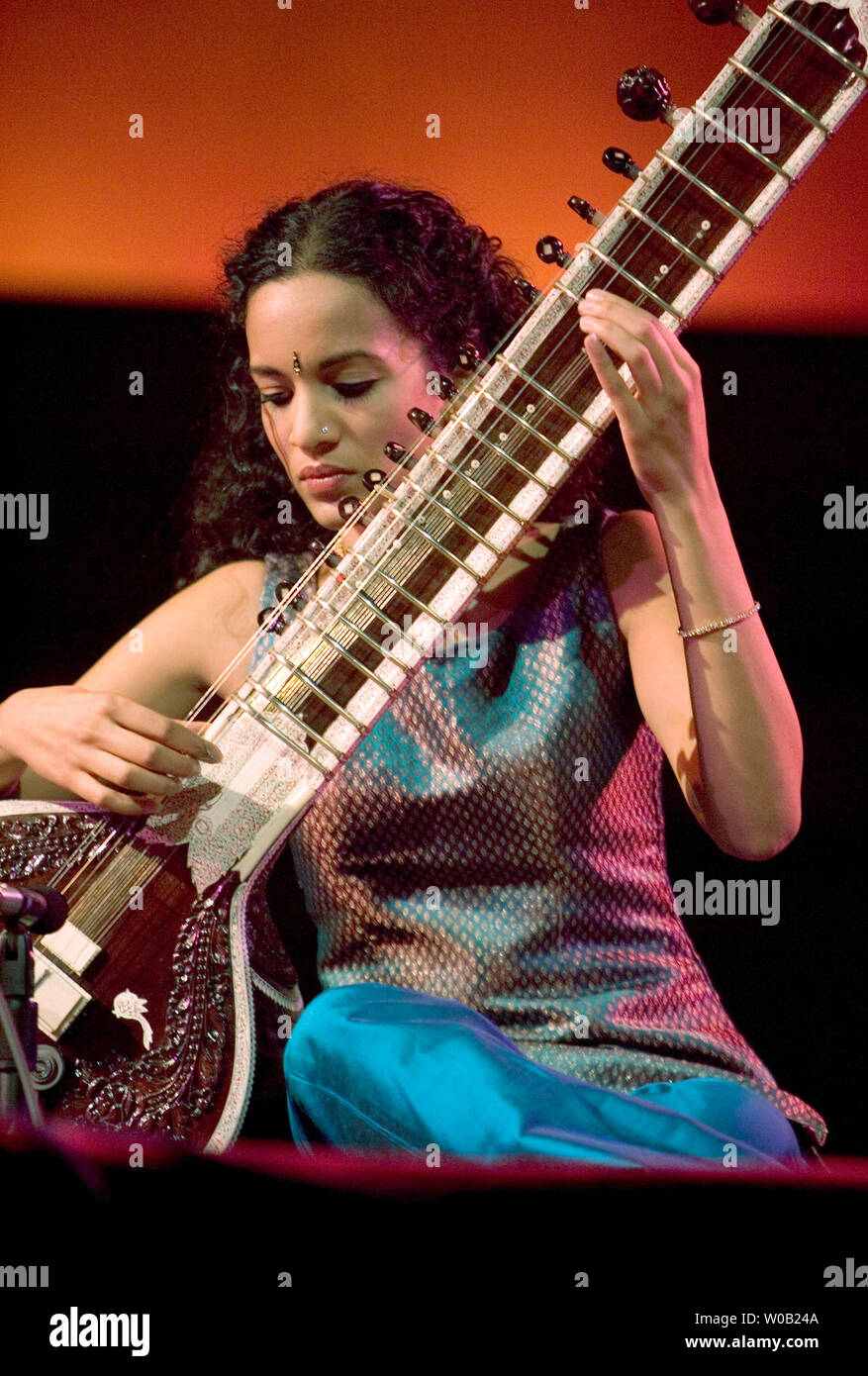 Ravi Shankar, zusammen mit seiner 23-jährigen Tochter Anoushka, führen zu einem verpackten Orpheum Theater während eines Konzerts in Vancouver, BC am 15. Mai 2005. (UPI Foto/Heinz Ruckemann) Stockfoto