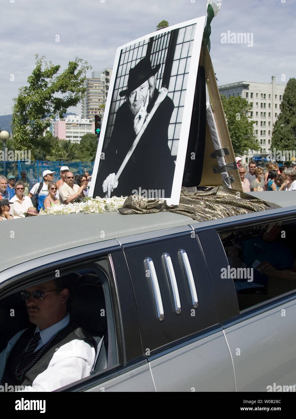 British Blues Musiker Long John Baldry, die von Krankheit in Vancouver letzte Woche gestorben ist, der ist in der Juli 31, 2005 Vancouver Gay Pride Parade Wicklung durch West End der Stadt Vergangenheit von über 150.000 Zuschauer. (UPI Foto/Heinz Ruckemann) Stockfoto