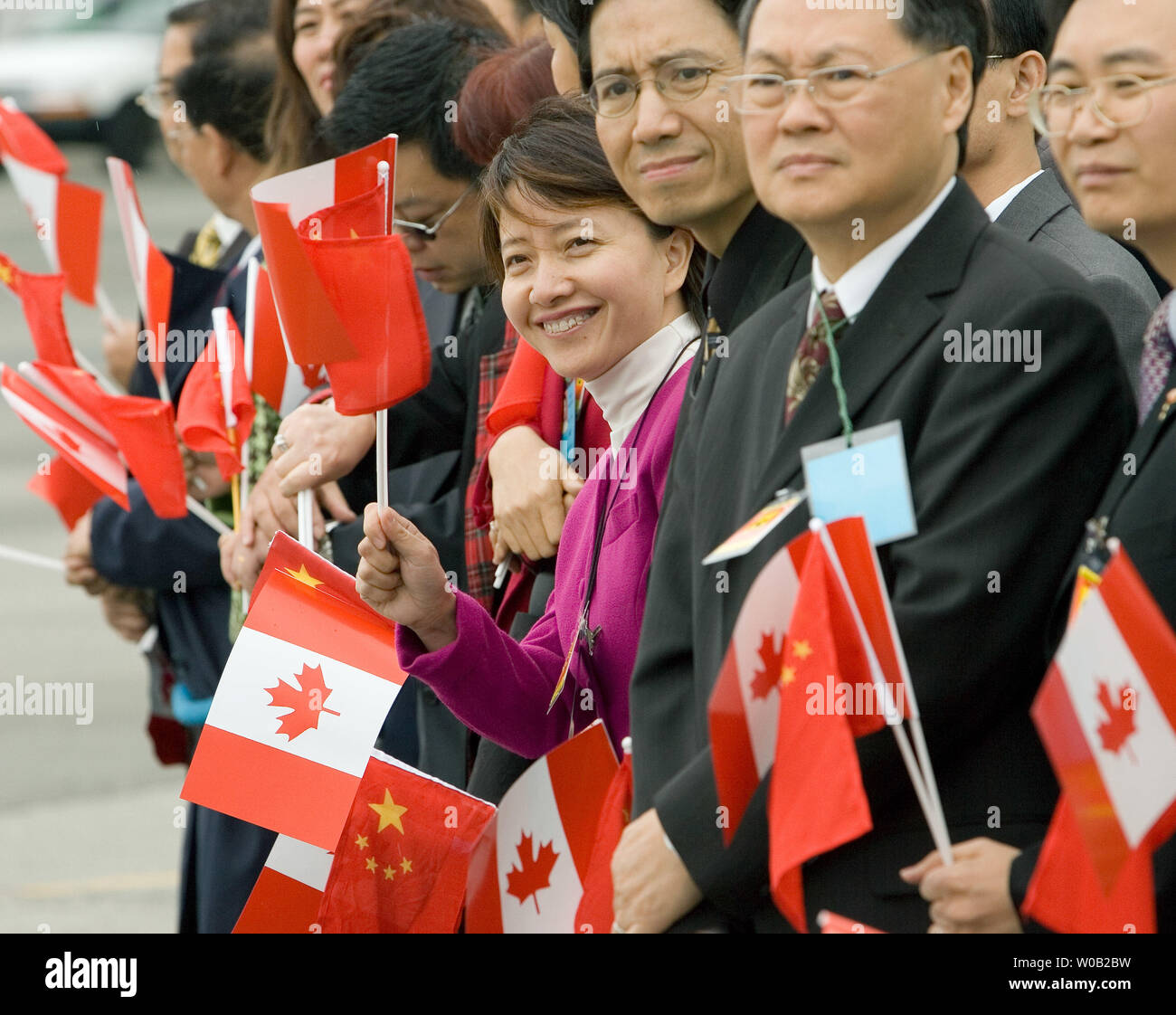 Lokale Unterstützer warten auf der Rollbahn am internationalen Flughafen Vancouver für die Ankunft des chinesischen Präsidenten Hu Jintao und Frau Liu Yongqing, 16. September 2005, auf der letzten Etappe ihrer Nordamerika Reise. (UPI Foto/Heinz Ruckemann) Stockfoto