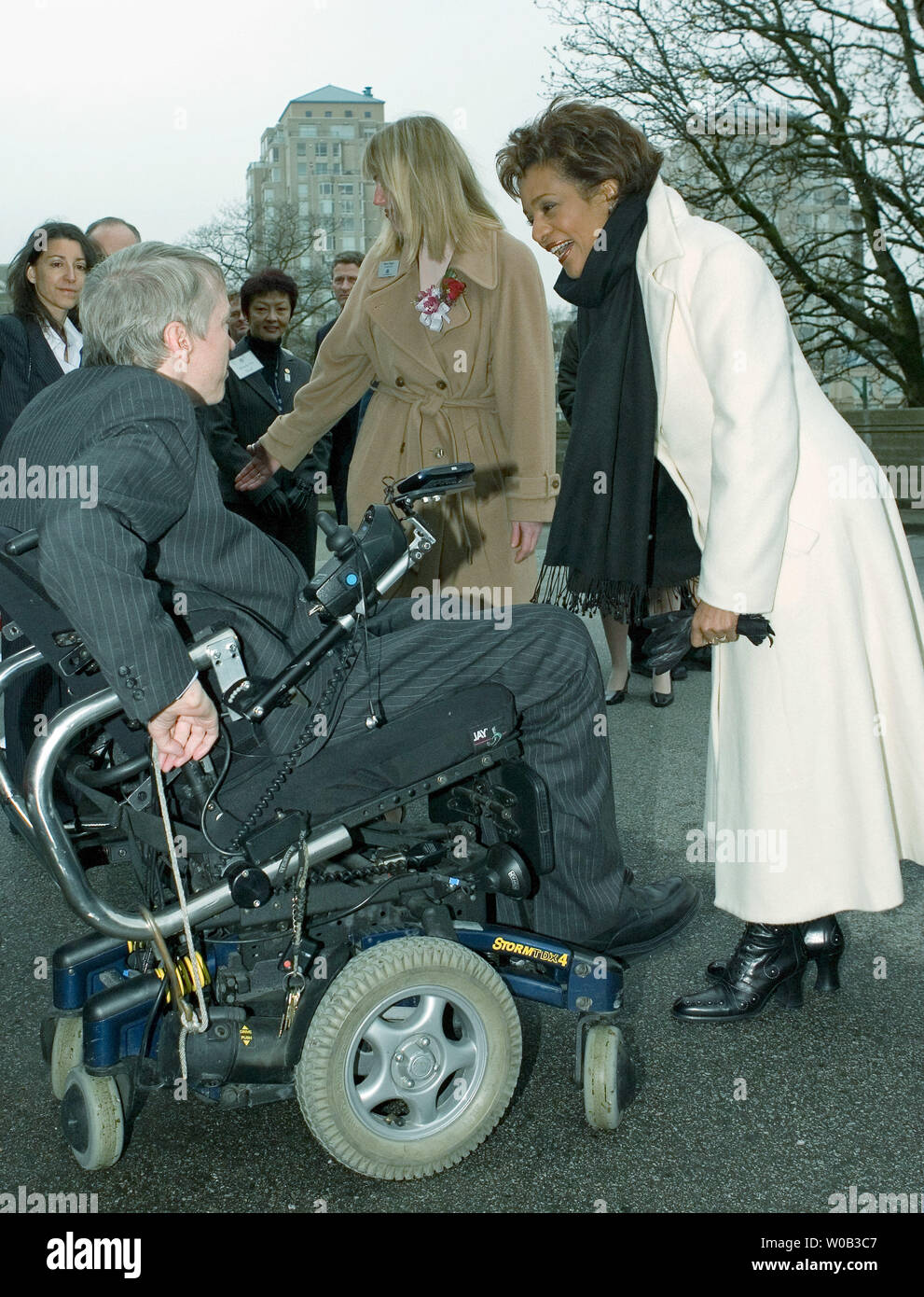 Kanada's Governor General Michaelle Jean kommt an Vancouver Rathaus mit Bürgermeister Sam Sullivan (im Rollstuhl) gerecht zu werden, und die ursprüngliche olympische Flagge enthüllen, 9. März 2006. Vancouver ist die Host City für die Olympischen Winterspiele 2010. (UPI Foto/Heinz Ruckemann) Stockfoto