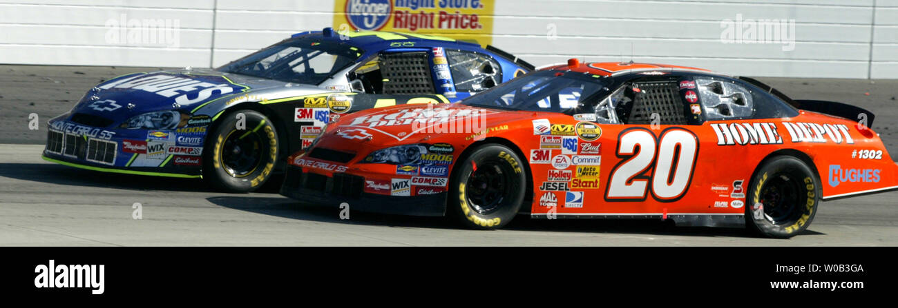 Tony Stewart (#20) Jimmie Johnson in der DIRECTV 500 NASCAR Nextel Cup Rennen auf dem Martinsville Speedway in Martinsville, VA am 31. März 2006. Stewart ging auf das Rennen zu gewinnen. Johnson an dritter Stelle beendet. (UPI Foto/Nell Redmond) Stockfoto