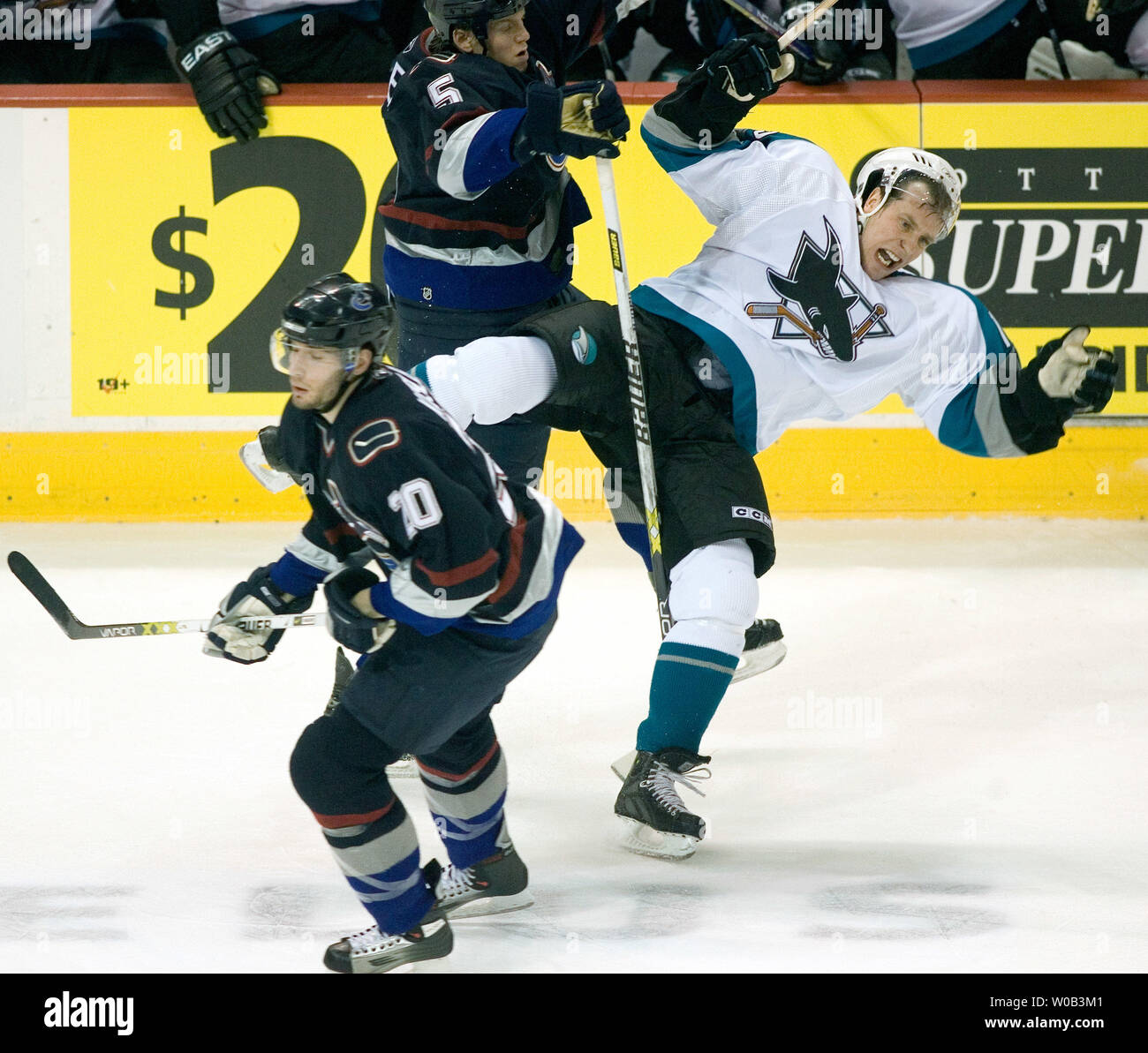 Besuch in San Jose Sharks Viille Nieminen wird durch Vancouver Canuck's Bryan Allen hinter Ryan Kessler Nr. 20 während des zweiten Zeitraums von einem NHL Spiel bei Vancouver, GM Place, 12. April 2006 ausgelöst. (UPI Foto/Heinz Ruckemann) Stockfoto