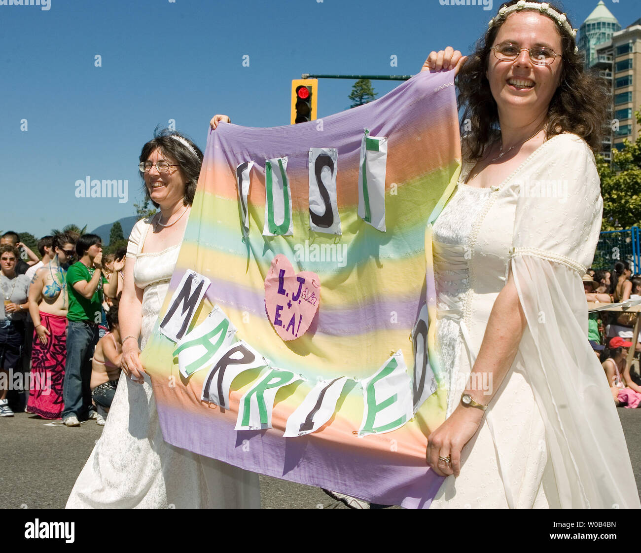 Ein paar frisch verheiratet Lesben gehen in die 28. jährliche Vancouver Gay Pride Parade, vorbei an schätzungsweise 200.000 Zuschauer im West End von Vancouver, British Columbia, 8. August 2006. (UPI Foto/Heinz Ruckemann) Stockfoto