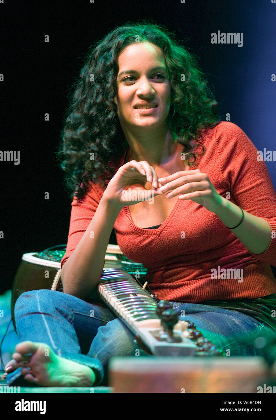 Anoushka Shankar bereitet für Ihre abendliche Konzert für Festival Vancouver an der Universität von British Columbia Chan Center in Vancouver, 10. August 2006. (UPI Foto/Heinz Ruckemann) Stockfoto