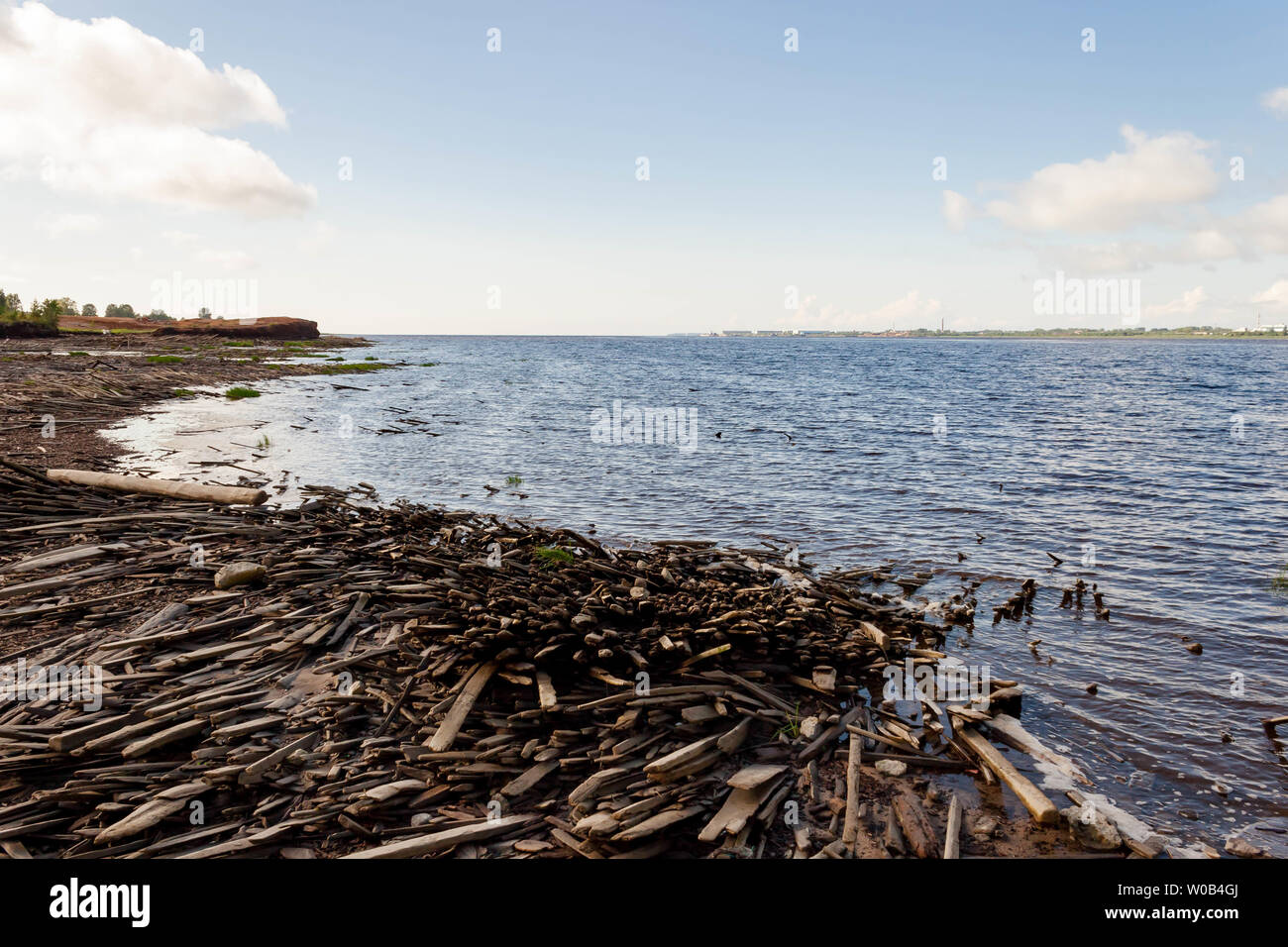 Alte kaputte zerstört Holzbohlen Meer Sandstrand. Konzept der Verwüstung, Vergangenheit, düstere Atmosphäre und die Kraft und die Zerstörung der Natur und wa Stockfoto