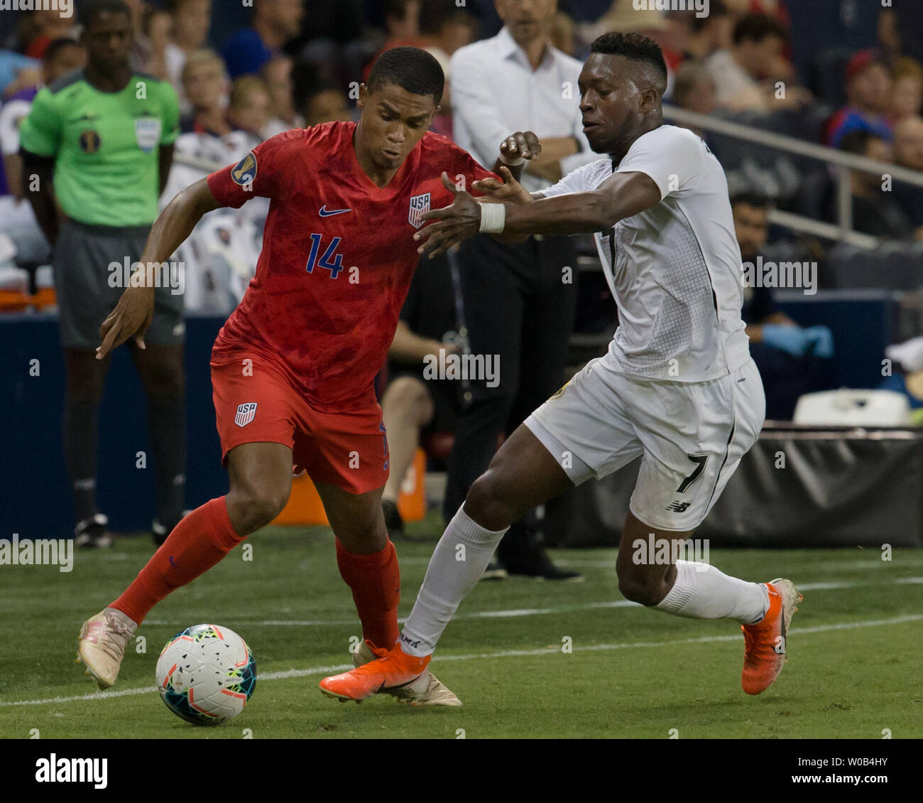 Kansas City, Kansas, USA. 25. Juni 2019. USMNT Mittelfeldspieler Tyler Adams Nr. 14 (l) und Panama Mittelfeldspieler José Rodriguez #7 vie an der Seitenlinie während der zweiten Hälfte des Spiels (r). Credit: Serena S.Y. Hsu/ZUMA Draht/Alamy leben Nachrichten Stockfoto