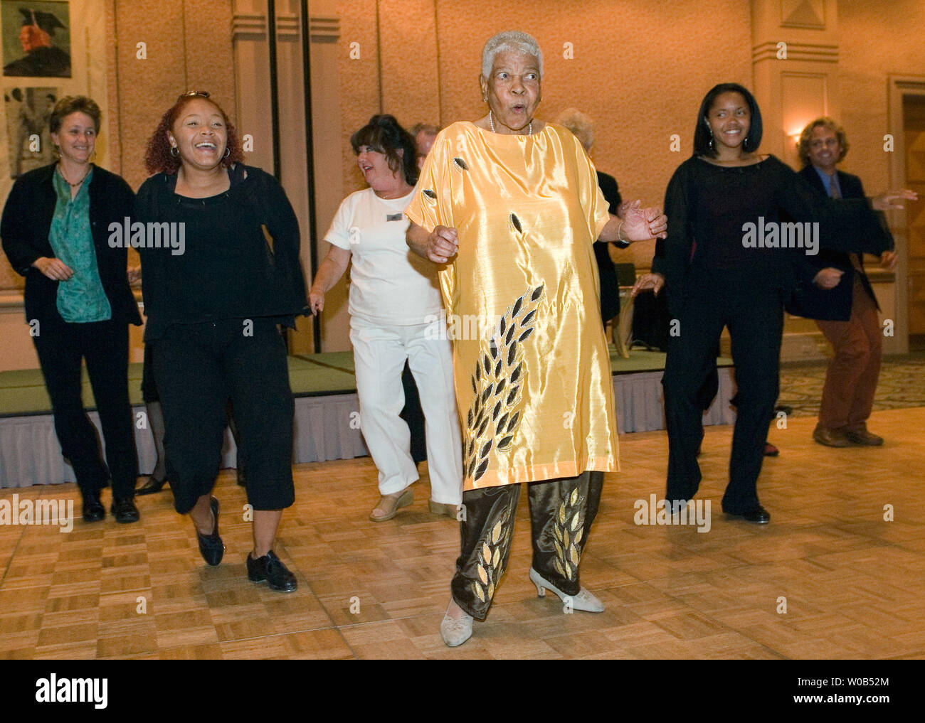 Schauspieler, Tänzer und Tanzlehrer, Dr. Jeni LeGon, in Chicago, Illinois geboren, führt eine Tap Dance an der Waterfront Hotel während Ihrer 90th birthday Party in Vancouver, British Columbia, 29. Oktober 2006. Nach der Veröffentlichung eines National Film Board Dokumentarfilm "Leben in eine große grosse Art und Weise wiederentdeckt, "LeGon, der tanzende Schuhe werden unter anderem in der Smithsonian Institution empfohlene war der erste schwarze Schauspieler einen Vertrag mit MGM zu unterzeichnen, Schauspiel und Tanz mit einigen der größten Stars des 20. Jahrhunderts. (UPI Foto/Heinz Ruckemann) Stockfoto