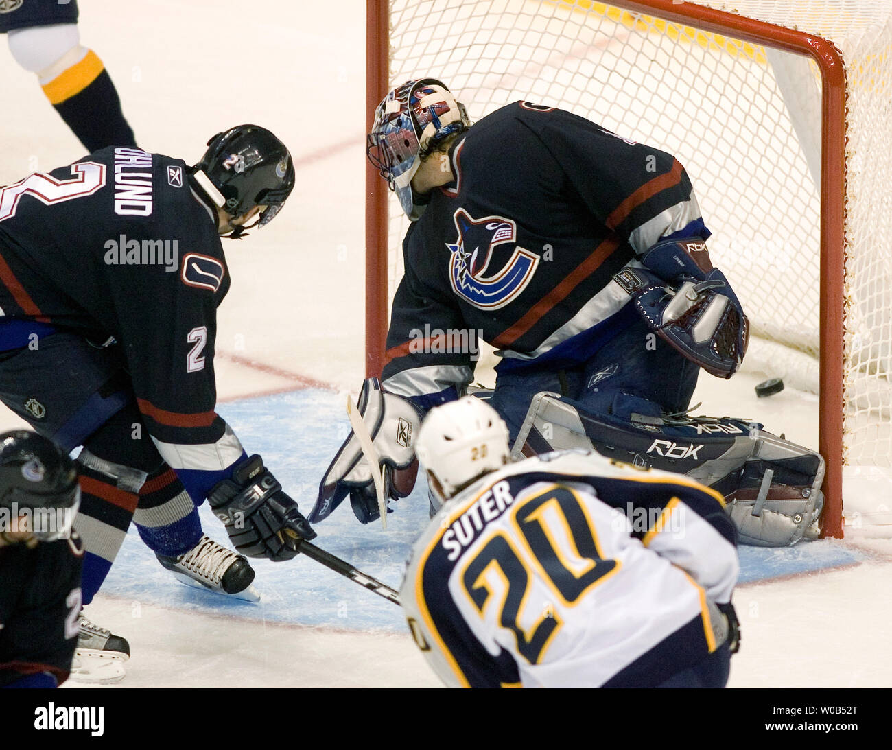 Besuch Nashville Predators Ryan Suter Kerben auf Vancouver Canuck von goalie Roberto Luongo seine Mannschaft aufstellen von 2-0 in der ersten Periode ein NHL Spiel bei Vancouver, GM Place, 31. Oktober 2006. Die Nashville Predators gewann 3-2. (UPI Foto/Heinz Ruckemann) Stockfoto