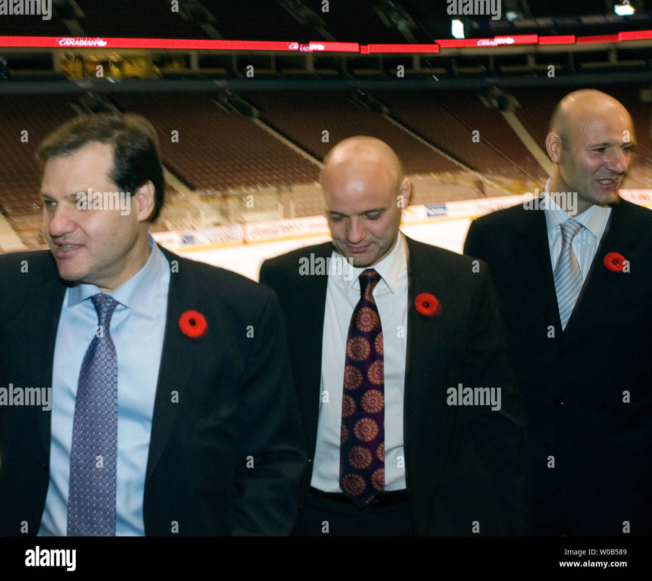 Die Vancouver Aquilini Brüder Roberto (R), Francesco (L) und Paolo verkünden den Kauf von Seattle John E. McCaw Jr.'s 50 Prozent Interesse an der Vancouver Canucks während einer Pressekonferenz auf der General Motors Place in Vancouver, British Columbia am 9. November 2006. Der AQUILINI sind nun alleiniger Eigentümer von General Motors Place und der CANUCK NHL Franchise unterliegt der Genehmigung. (UPI Foto/Heinz Ruckemann) Stockfoto