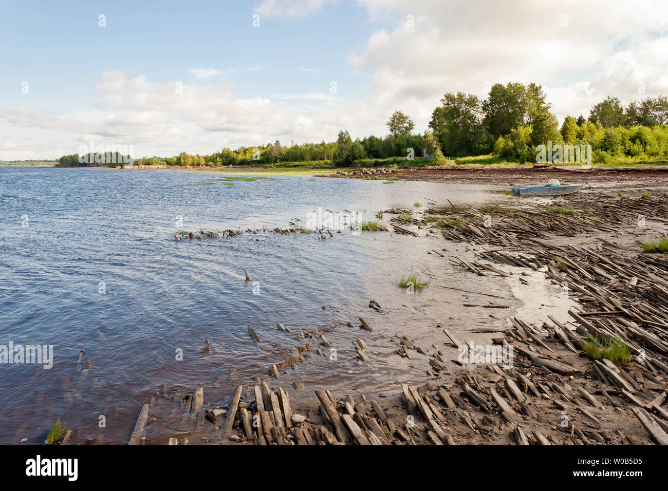 Alte kaputte zerstört Holzbohlen Meer Sandstrand. Konzept der Verwüstung, Vergangenheit, düstere Atmosphäre und die Kraft und die Zerstörung der Natur und wa Stockfoto